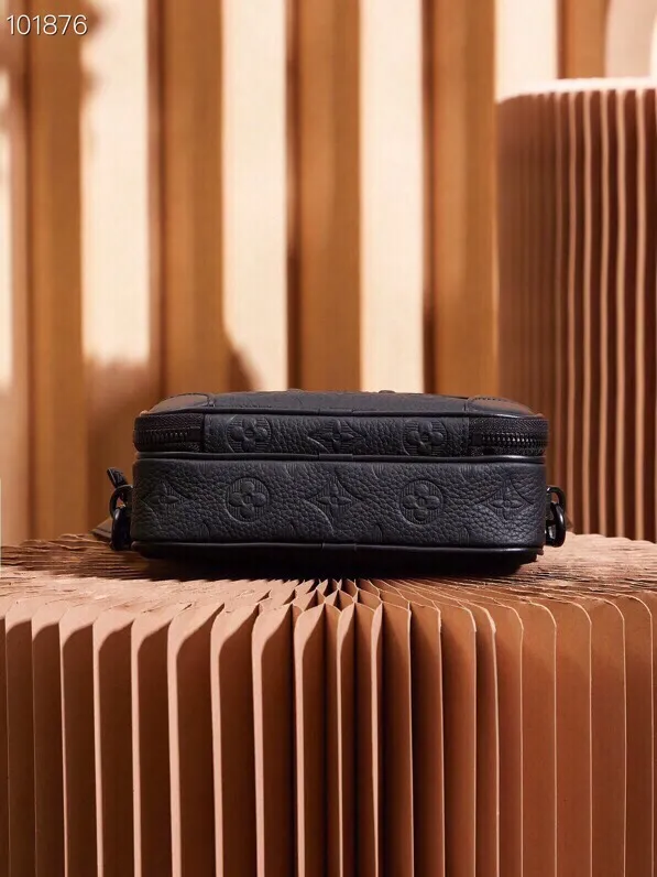 P¥860👉nfc dynamic chip version👈【Top inspection-free all-steel hardware】The Nano Alpha handbag is made of Monogram Shadow leather with a subtle embossed Monogram pattern, which makes the compact structure show an elegant style. Rivet elements mark the brand's mark, zipper compartments and external patch pockets are convenient for storing daily needs, and the detachable and adjustable leather shoulder strap allows for comfortable carrying. Monogram Shadow cow leather - cow leather trim - cow leather lining - metal hardware - zipper compartment - front patch pocket - front D-ring - shoulder strap: removable, adjustable! ! Model: M82544; Size: 11x18.5x6.5CM