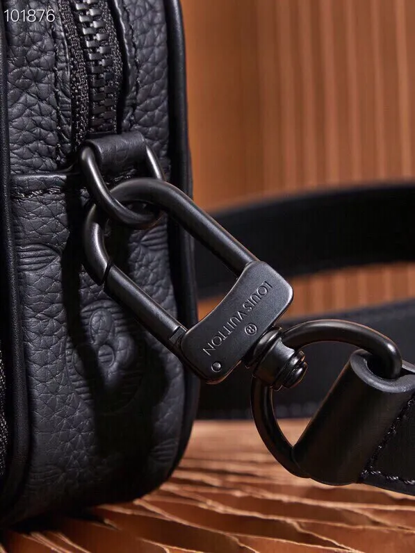 P¥860👉nfc dynamic chip version👈【Top inspection-free all-steel hardware】The Nano Alpha handbag is made of Monogram Shadow leather with a subtle embossed Monogram pattern, which makes the compact structure show an elegant style. Rivet elements mark the brand's mark, zipper compartments and external patch pockets are convenient for storing daily needs, and the detachable and adjustable leather shoulder strap allows for comfortable carrying. Monogram Shadow cow leather - cow leather trim - cow leather lining - metal hardware - zipper compartment - front patch pocket - front D-ring - shoulder strap: removable, adjustable! ! Model: M82544; Size: 11x18.5x6.5CM