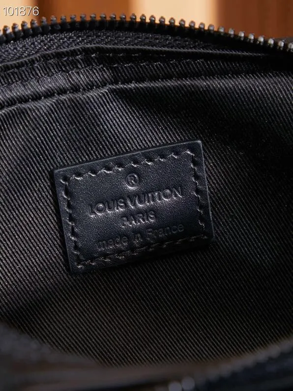 P¥860👉nfc dynamic chip version👈【Top inspection-free all-steel hardware】The Nano Alpha handbag is made of Monogram Shadow leather with a subtle embossed Monogram pattern, which makes the compact structure show an elegant style. Rivet elements mark the brand's mark, zipper compartments and external patch pockets are convenient for storing daily needs, and the detachable and adjustable leather shoulder strap allows for comfortable carrying. Monogram Shadow cow leather - cow leather trim - cow leather lining - metal hardware - zipper compartment - front patch pocket - front D-ring - shoulder strap: removable, adjustable! ! Model: M82544; Size: 11x18.5x6.5CM
