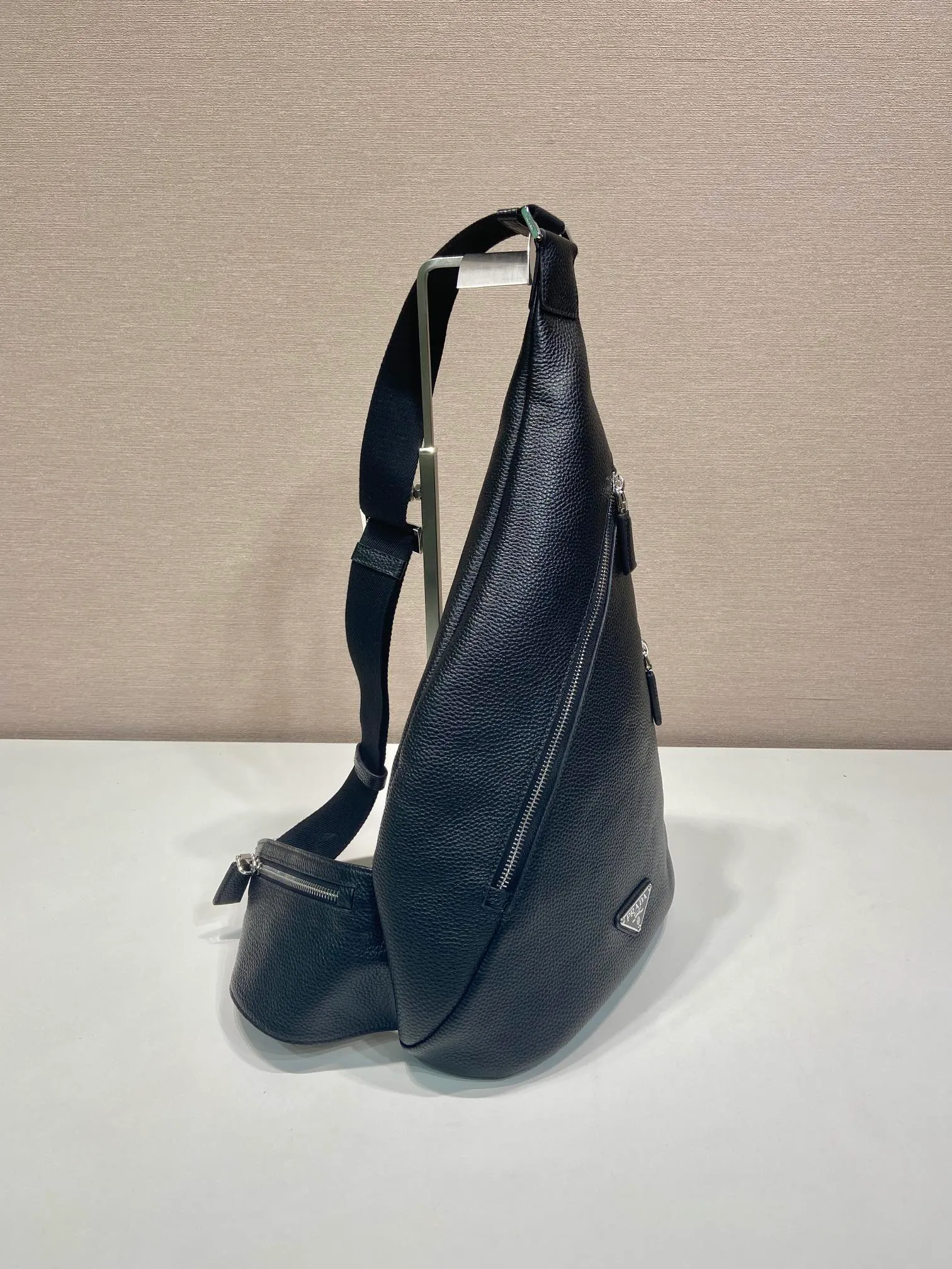 💰1320🎉New chest bag🎉2VZ092A full leather🎉 The autumn and winter men's chest bag is made of imported deerskin grain cow leather. The style of the bag is somewhere between a backpack and a shoulder bag, demonstrating a mixed design style. The adjustable woven nylon shoulder strap with side release buckle highlights functionality, and the signature enameled metal triangle logo highlights the brand's style. Simple and elegant, the upper body effect is very cool😎 If you like it, babies, hurry up and get it🎉🎉 Length 26.5x Height 37.5x Bottom 10cm