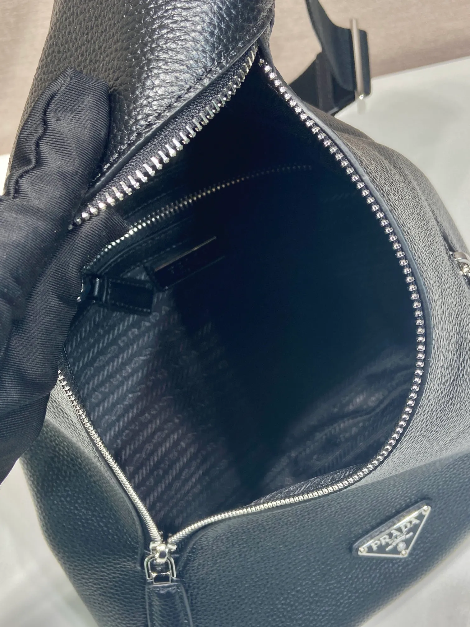 💰1320🎉New chest bag🎉2VZ092A full leather🎉 The autumn and winter men's chest bag is made of imported deerskin grain cow leather. The style of the bag is somewhere between a backpack and a shoulder bag, demonstrating a mixed design style. The adjustable woven nylon shoulder strap with side release buckle highlights functionality, and the signature enameled metal triangle logo highlights the brand's style. Simple and elegant, the upper body effect is very cool😎 If you like it, babies, hurry up and get it🎉🎉 Length 26.5x Height 37.5x Bottom 10cm