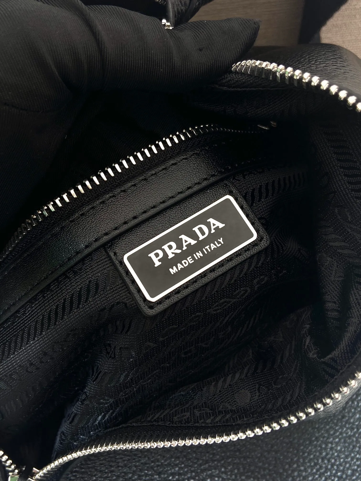 💰1320🎉New chest bag🎉2VZ092A full leather🎉 The autumn and winter men's chest bag is made of imported deerskin grain cow leather. The style of the bag is somewhere between a backpack and a shoulder bag, demonstrating a mixed design style. The adjustable woven nylon shoulder strap with side release buckle highlights functionality, and the signature enameled metal triangle logo highlights the brand's style. Simple and elegant, the upper body effect is very cool😎 If you like it, babies, hurry up and get it🎉🎉 Length 26.5x Height 37.5x Bottom 10cm
