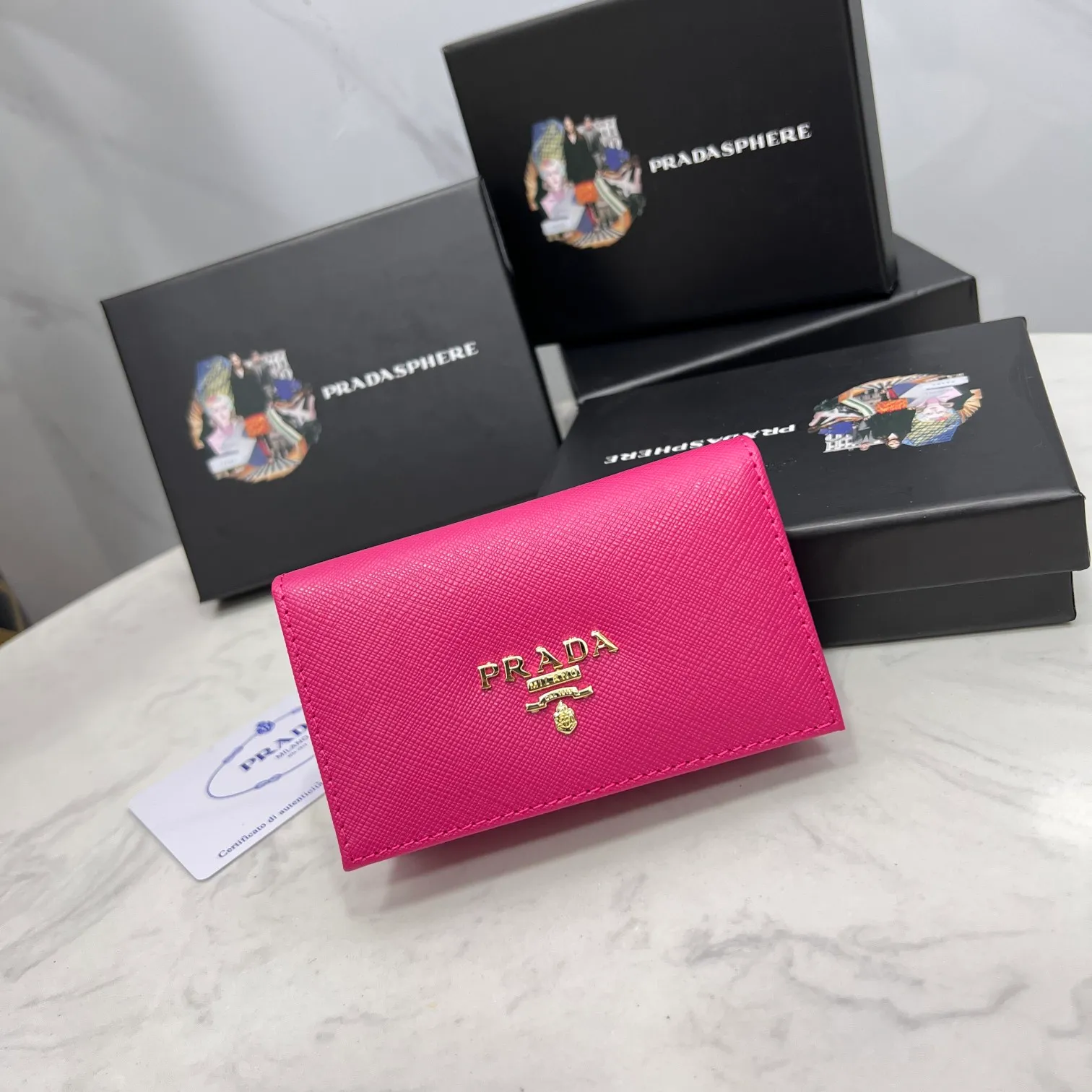 Batch 150 PRADA👏👏Hot-selling men’s card holder💼The latest style at the counter, synchronized with the official website, genuine product development, Italian top-quality original single cross-grain cowhide with excellent texture, threaded lining and imported hardware accessories! Exquisite routing is even and neat, oil edges are smooth, number: ML205, size: length 11cm, height 6.5cm, color: red, black, plum red, blue, pink