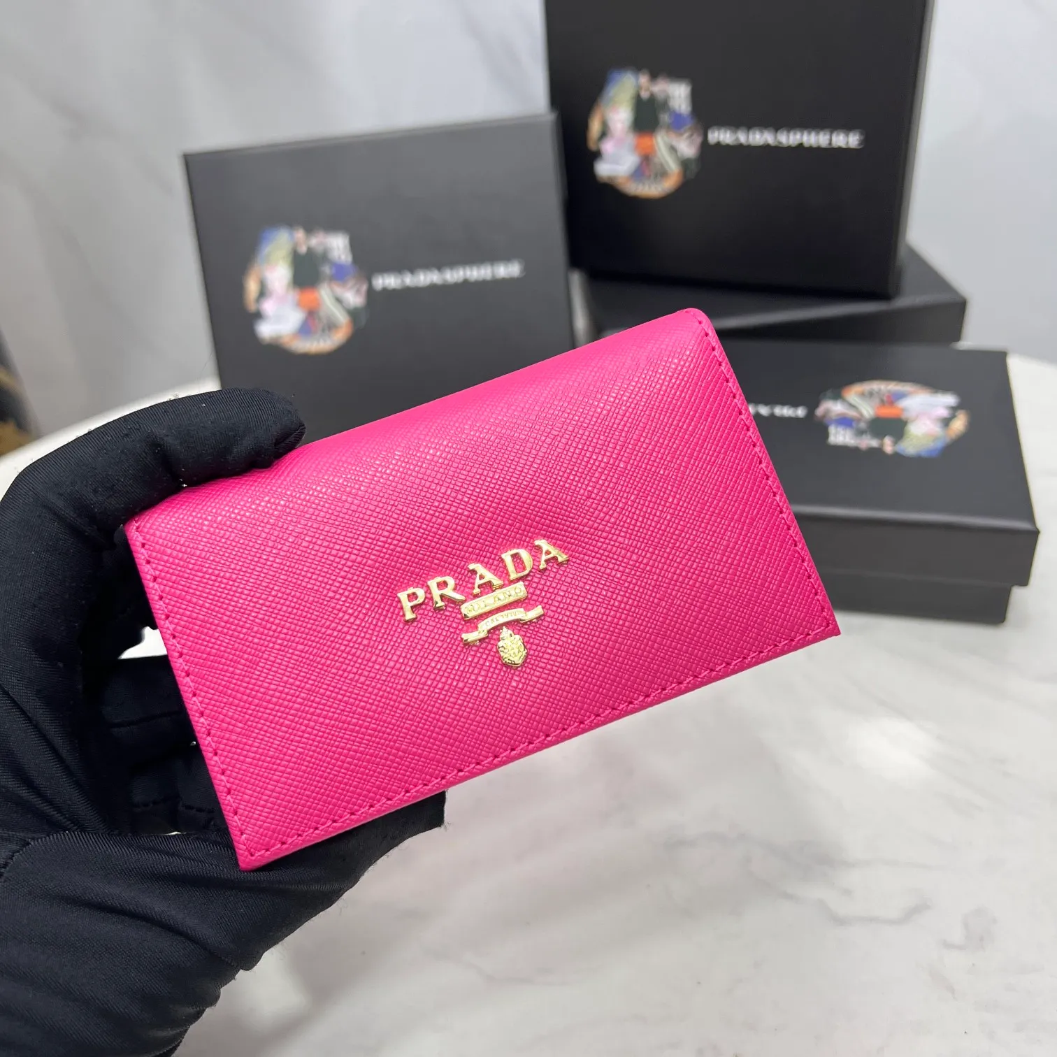 Batch 150 PRADA👏👏Hot-selling men’s card holder💼The latest style at the counter, synchronized with the official website, genuine product development, Italian top-quality original single cross-grain cowhide with excellent texture, threaded lining and imported hardware accessories! Exquisite routing is even and neat, oil edges are smooth, number: ML205, size: length 11cm, height 6.5cm, color: red, black, plum red, blue, pink