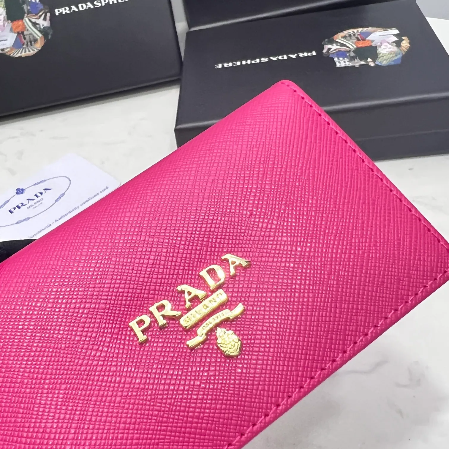 Batch 150 PRADA👏👏Hot-selling men’s card holder💼The latest style at the counter, synchronized with the official website, genuine product development, Italian top-quality original single cross-grain cowhide with excellent texture, threaded lining and imported hardware accessories! Exquisite routing is even and neat, oil edges are smooth, number: ML205, size: length 11cm, height 6.5cm, color: red, black, plum red, blue, pink