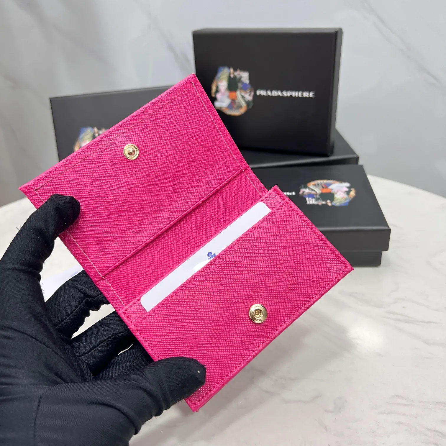 Batch 150 PRADA👏👏Hot-selling men’s card holder💼The latest style at the counter, synchronized with the official website, genuine product development, Italian top-quality original single cross-grain cowhide with excellent texture, threaded lining and imported hardware accessories! Exquisite routing is even and neat, oil edges are smooth, number: ML205, size: length 11cm, height 6.5cm, color: red, black, plum red, blue, pink