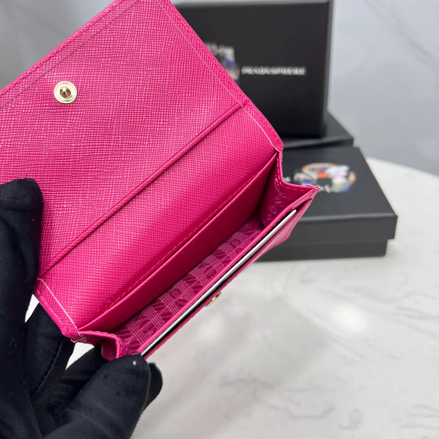 Batch 150 PRADA👏👏Hot-selling men’s card holder💼The latest style at the counter, synchronized with the official website, genuine product development, Italian top-quality original single cross-grain cowhide with excellent texture, threaded lining and imported hardware accessories! Exquisite routing is even and neat, oil edges are smooth, number: ML205, size: length 11cm, height 6.5cm, color: red, black, plum red, blue, pink