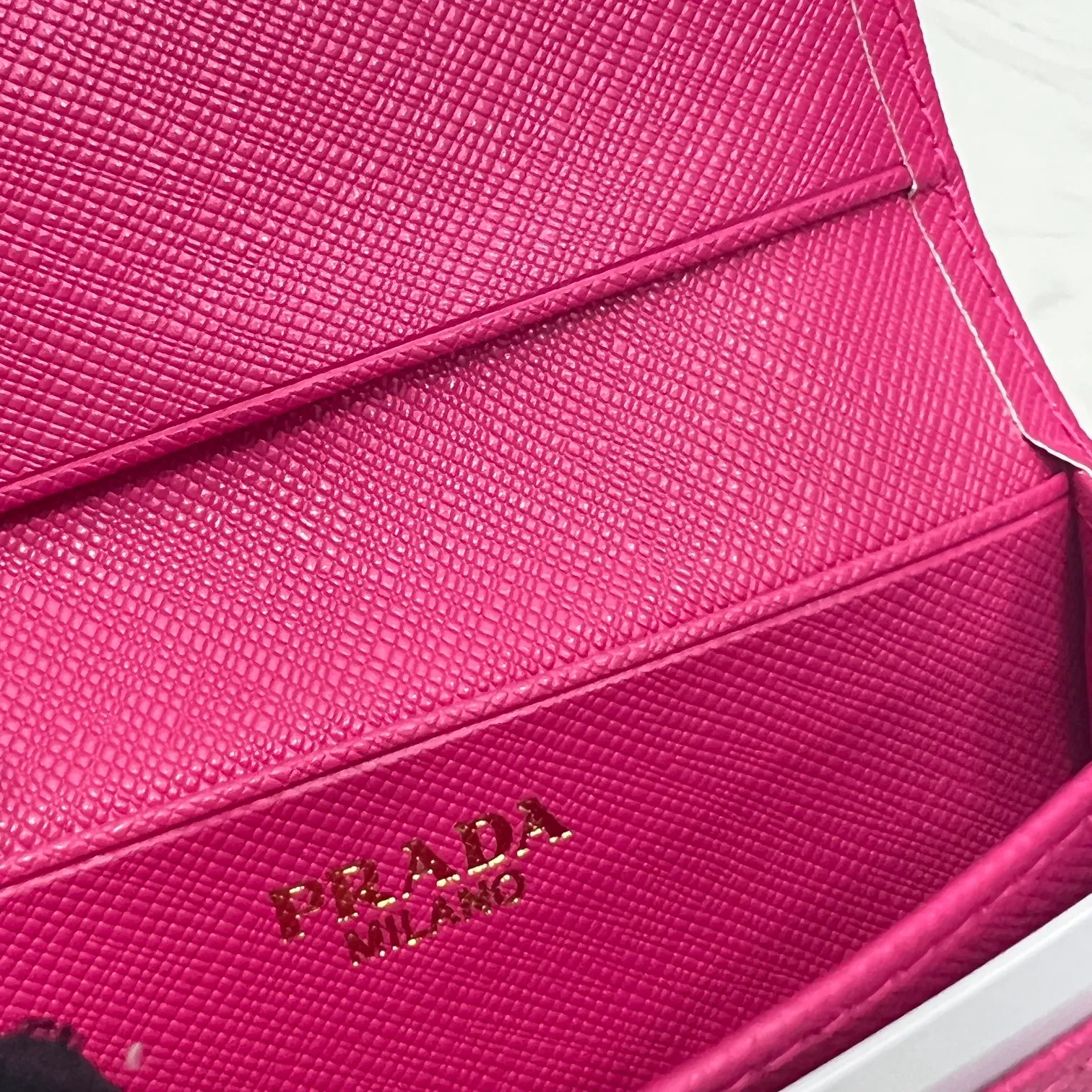 Batch 150 PRADA👏👏Hot-selling men’s card holder💼The latest style at the counter, synchronized with the official website, genuine product development, Italian top-quality original single cross-grain cowhide with excellent texture, threaded lining and imported hardware accessories! Exquisite routing is even and neat, oil edges are smooth, number: ML205, size: length 11cm, height 6.5cm, color: red, black, plum red, blue, pink