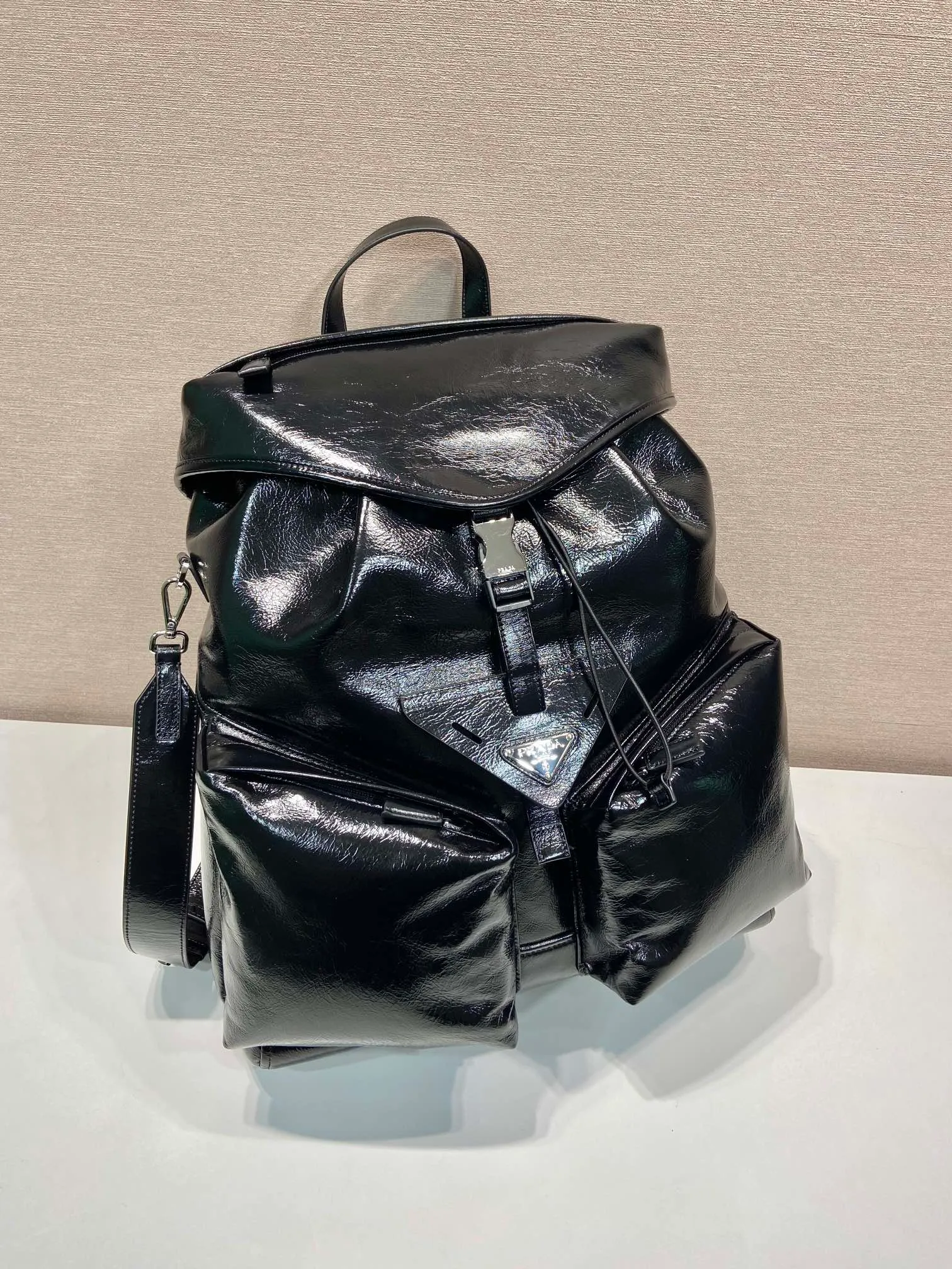 💰2500🎉New catwalk model🎉2VZ108 oil wax leather🎉🎉 This catwalk style backpack is made of imported oil-waxed calfskin and top-grade hardware. It has a front buckle/flap and 2 pocket design. It is equipped with a detachable oil-waxed shoulder strap. The back panel can be carried on both shoulders and inserted into a trolley case. It has many compartments and a lot of space. It is no problem for daily carrying and business trips. It is fashionable and practical. Get it now. Handsome guys👏👏 38cm long, 45cm tall and 18cm tall🎉🎉🎉👏👏👏