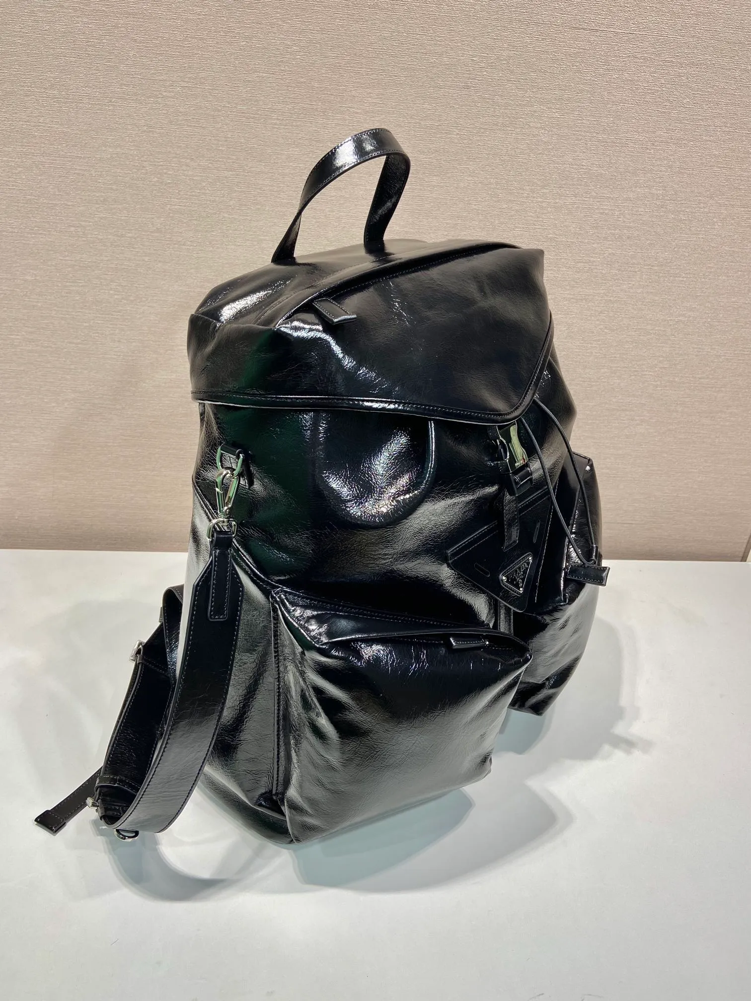💰2500🎉New catwalk model🎉2VZ108 oil wax leather🎉🎉 This catwalk style backpack is made of imported oil-waxed calfskin and top-grade hardware. It has a front buckle/flap and 2 pocket design. It is equipped with a detachable oil-waxed shoulder strap. The back panel can be carried on both shoulders and inserted into a trolley case. It has many compartments and a lot of space. It is no problem for daily carrying and business trips. It is fashionable and practical. Get it now. Handsome guys👏👏 38cm long, 45cm tall and 18cm tall🎉🎉🎉👏👏👏