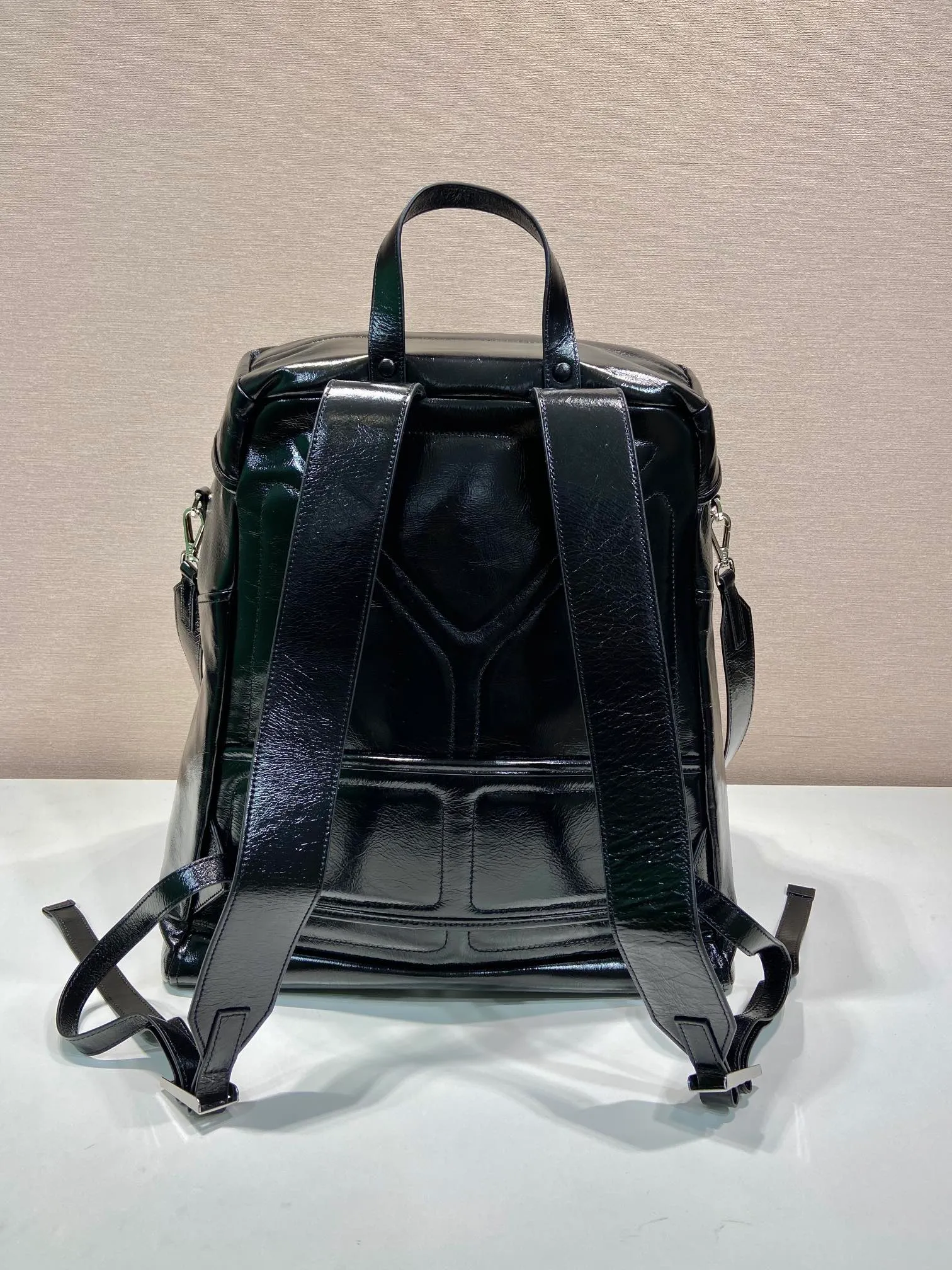 💰2500🎉New catwalk model🎉2VZ108 oil wax leather🎉🎉 This catwalk style backpack is made of imported oil-waxed calfskin and top-grade hardware. It has a front buckle/flap and 2 pocket design. It is equipped with a detachable oil-waxed shoulder strap. The back panel can be carried on both shoulders and inserted into a trolley case. It has many compartments and a lot of space. It is no problem for daily carrying and business trips. It is fashionable and practical. Get it now. Handsome guys👏👏 38cm long, 45cm tall and 18cm tall🎉🎉🎉👏👏👏