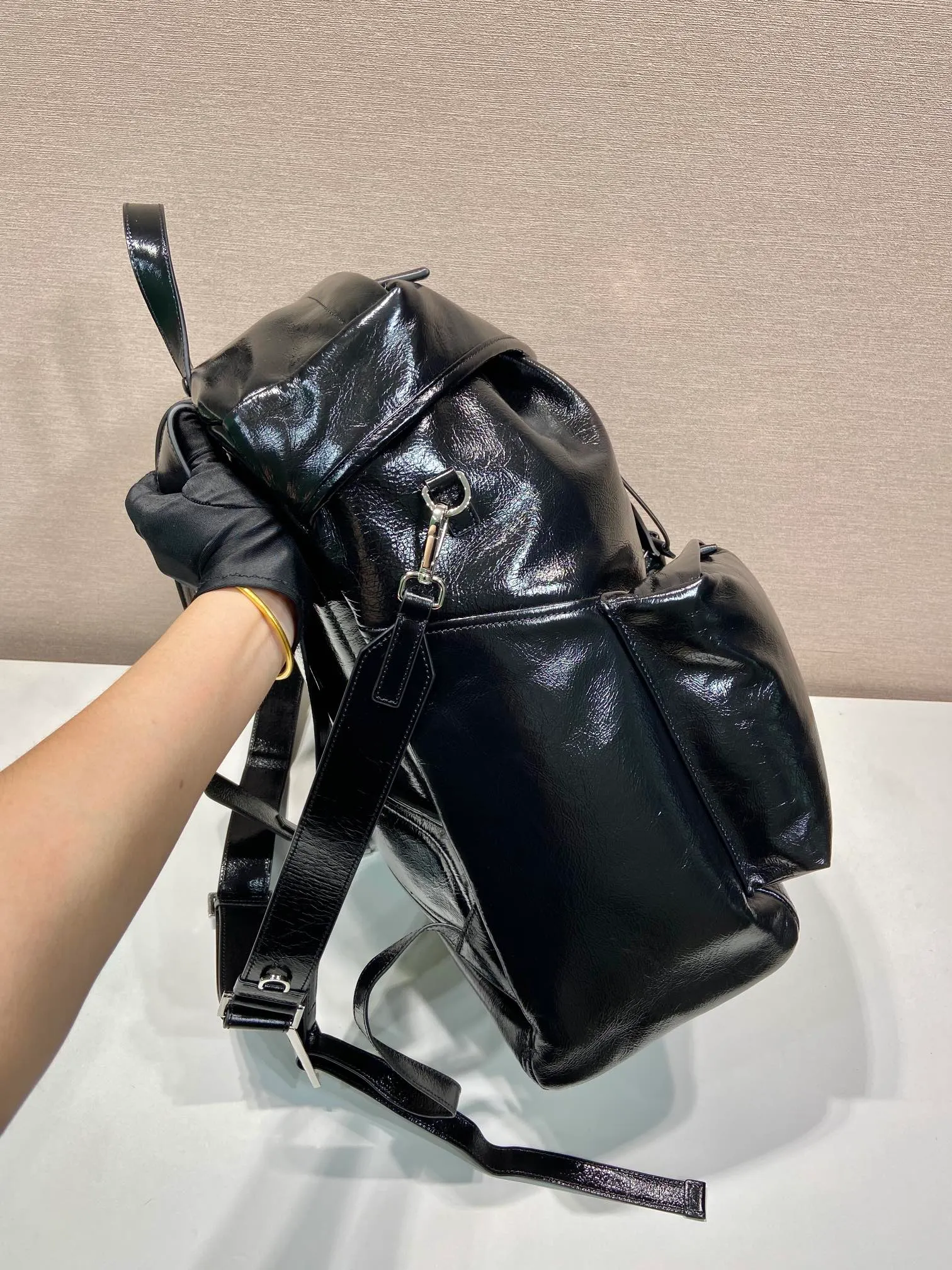 💰2500🎉New catwalk model🎉2VZ108 oil wax leather🎉🎉 This catwalk style backpack is made of imported oil-waxed calfskin and top-grade hardware. It has a front buckle/flap and 2 pocket design. It is equipped with a detachable oil-waxed shoulder strap. The back panel can be carried on both shoulders and inserted into a trolley case. It has many compartments and a lot of space. It is no problem for daily carrying and business trips. It is fashionable and practical. Get it now. Handsome guys👏👏 38cm long, 45cm tall and 18cm tall🎉🎉🎉👏👏👏
