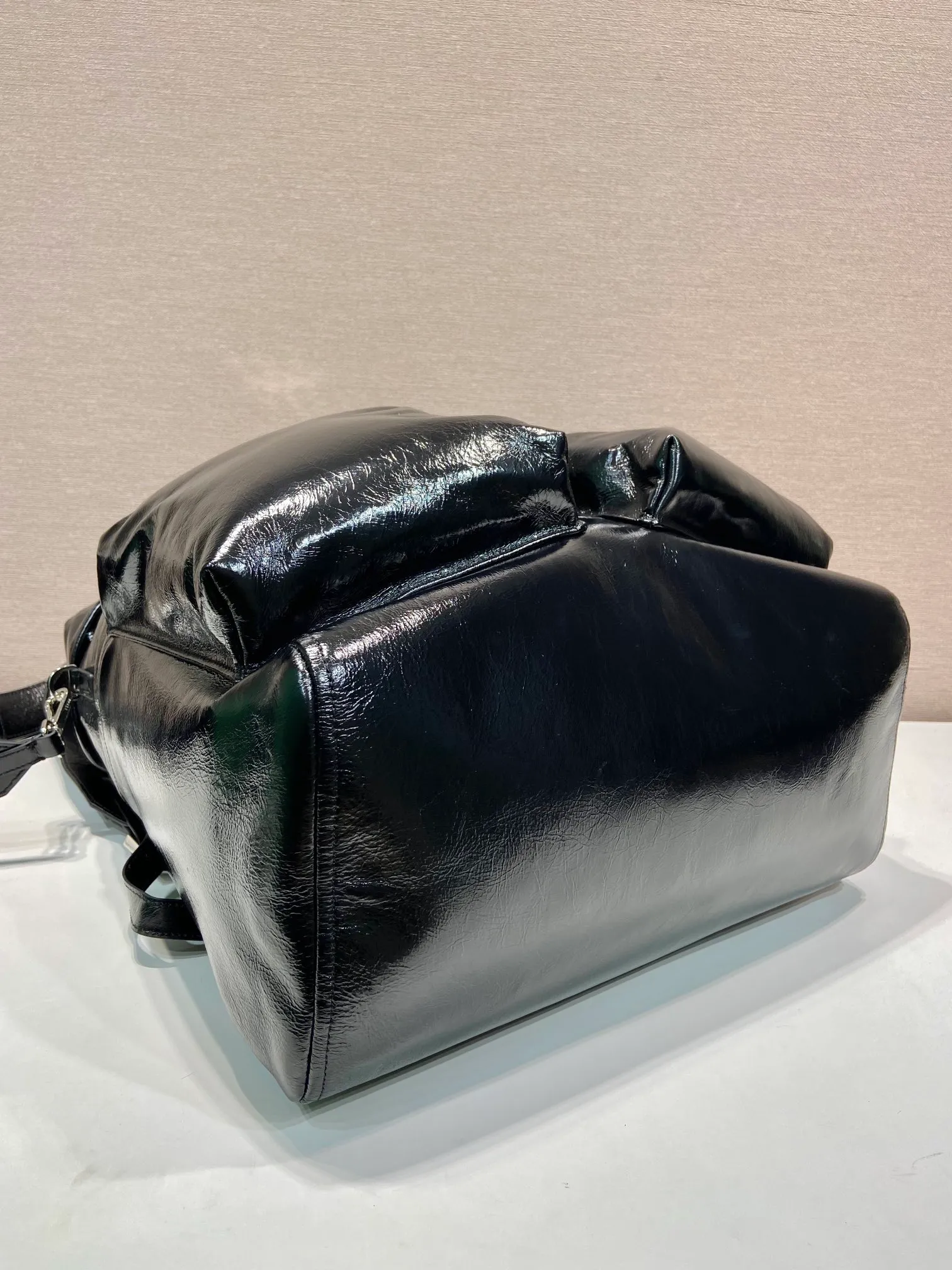 💰2500🎉New catwalk model🎉2VZ108 oil wax leather🎉🎉 This catwalk style backpack is made of imported oil-waxed calfskin and top-grade hardware. It has a front buckle/flap and 2 pocket design. It is equipped with a detachable oil-waxed shoulder strap. The back panel can be carried on both shoulders and inserted into a trolley case. It has many compartments and a lot of space. It is no problem for daily carrying and business trips. It is fashionable and practical. Get it now. Handsome guys👏👏 38cm long, 45cm tall and 18cm tall🎉🎉🎉👏👏👏