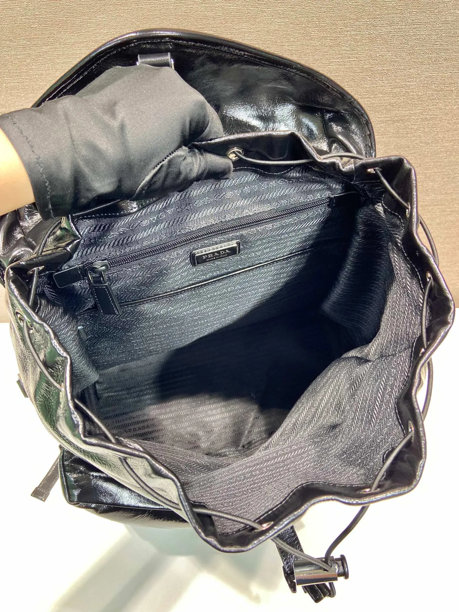 💰2500🎉New catwalk model🎉2VZ108 oil wax leather🎉🎉 This catwalk style backpack is made of imported oil-waxed calfskin and top-grade hardware. It has a front buckle/flap and 2 pocket design. It is equipped with a detachable oil-waxed shoulder strap. The back panel can be carried on both shoulders and inserted into a trolley case. It has many compartments and a lot of space. It is no problem for daily carrying and business trips. It is fashionable and practical. Get it now. Handsome guys👏👏 38cm long, 45cm tall and 18cm tall🎉🎉🎉👏👏👏
