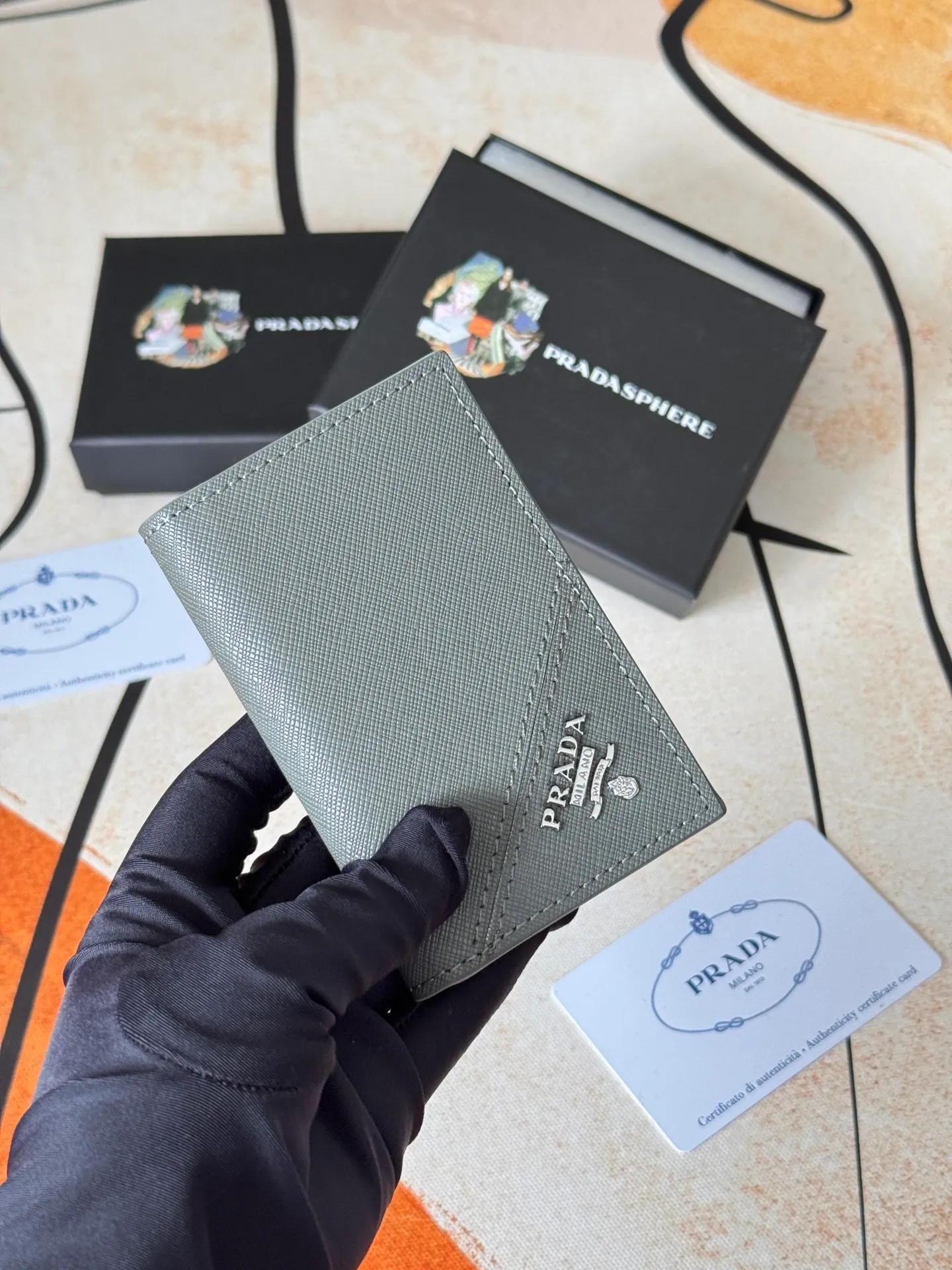 💰120💰prada cross pattern unisex card holder, can be placed in pockets, bags, and can be held in hand, made of cross pattern imported calfskin, pocket card holder, can hold change, 6 card slots, simple and elegant fashion trend. Model 2MC101, color as shown in the picture, size 11×7cm,