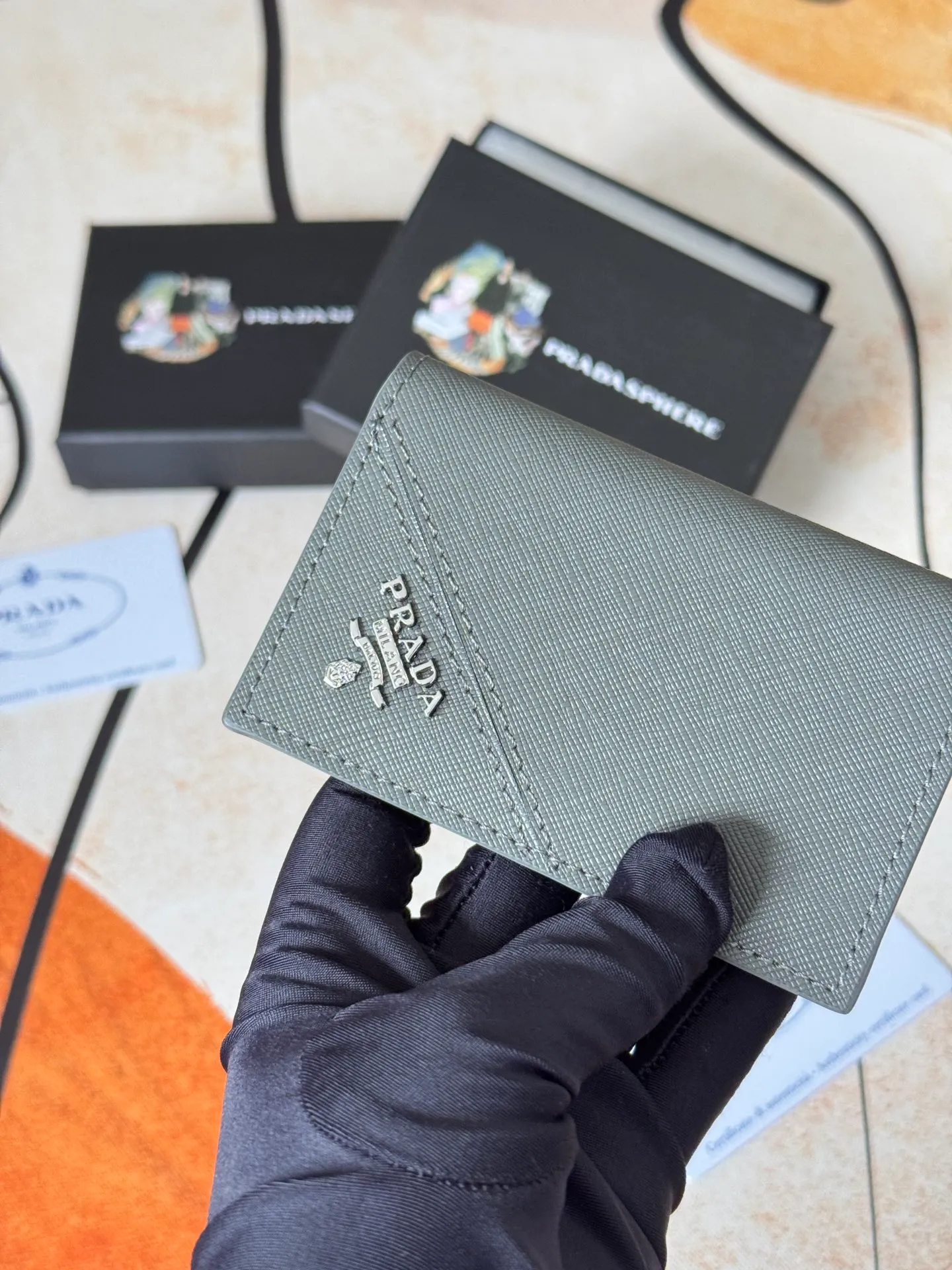 💰120💰prada cross pattern unisex card holder, can be placed in pockets, bags, and can be held in hand, made of cross pattern imported calfskin, pocket card holder, can hold change, 6 card slots, simple and elegant fashion trend. Model 2MC101, color as shown in the picture, size 11×7cm,