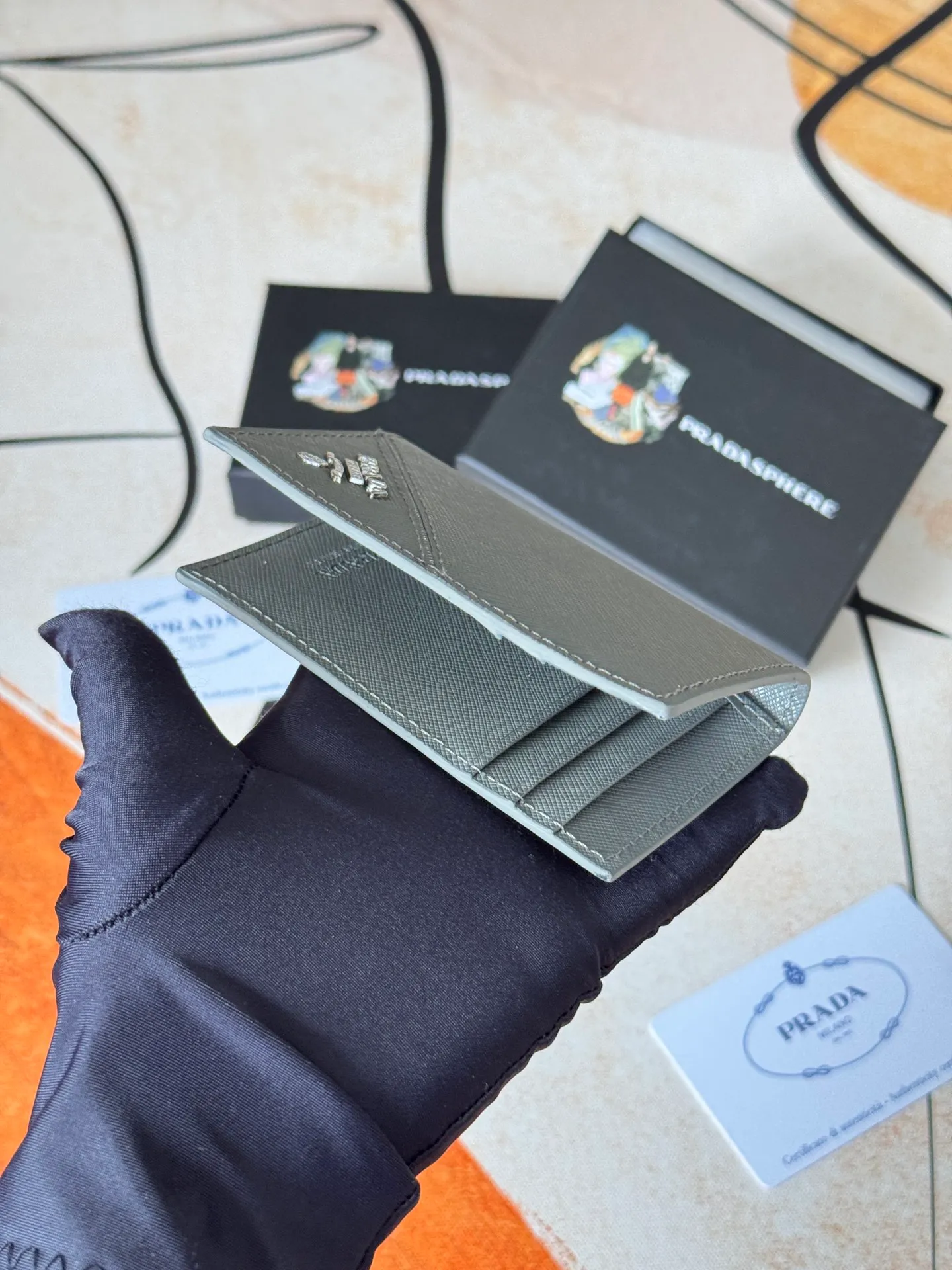 💰120💰prada cross pattern unisex card holder, can be placed in pockets, bags, and can be held in hand, made of cross pattern imported calfskin, pocket card holder, can hold change, 6 card slots, simple and elegant fashion trend. Model 2MC101, color as shown in the picture, size 11×7cm,