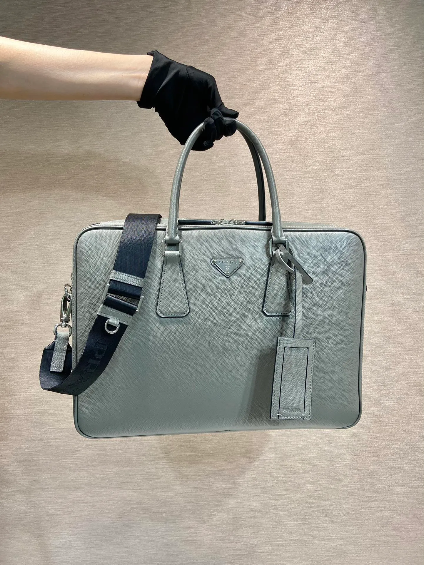 💰2100🎉Double Layer Briefcase🎉🎉2VE022🎉 This elegant and sophisticated briefcase features two compartments, multiple interior pockets and a removable nylon shoulder strap for a functional structure. The body of the bag is made of brand Saffiano leather. It is simple and elegant, and it is a popular style that will never go out of style🎉🎉 Length 38x Height 28x Bottom 6.5cm🎉🎉🎉👏👏👏