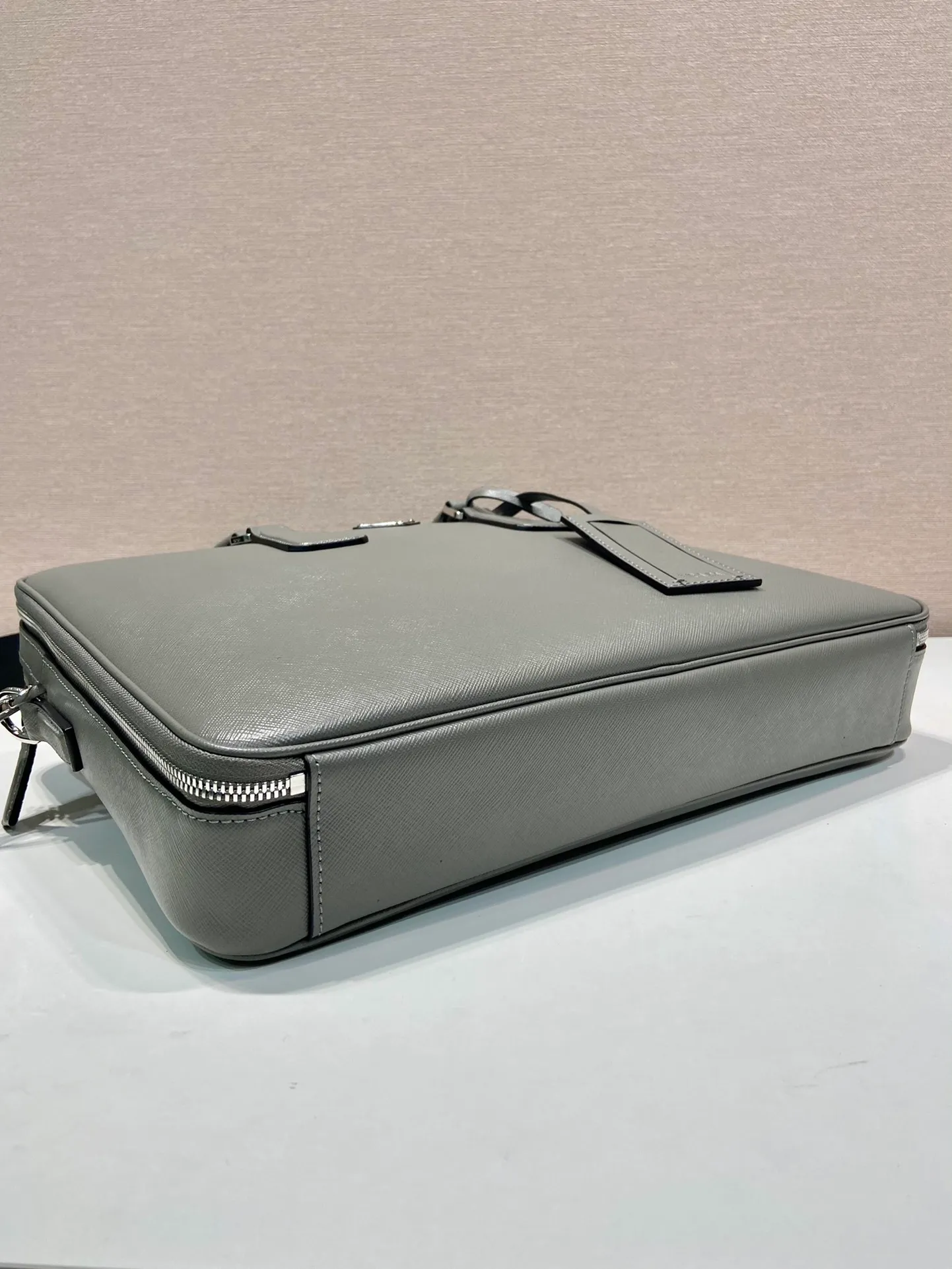 💰2100🎉Double Layer Briefcase🎉🎉2VE022🎉 This elegant and sophisticated briefcase features two compartments, multiple interior pockets and a removable nylon shoulder strap for a functional structure. The body of the bag is made of brand Saffiano leather. It is simple and elegant, and it is a popular style that will never go out of style🎉🎉 Length 38x Height 28x Bottom 6.5cm🎉🎉🎉👏👏👏