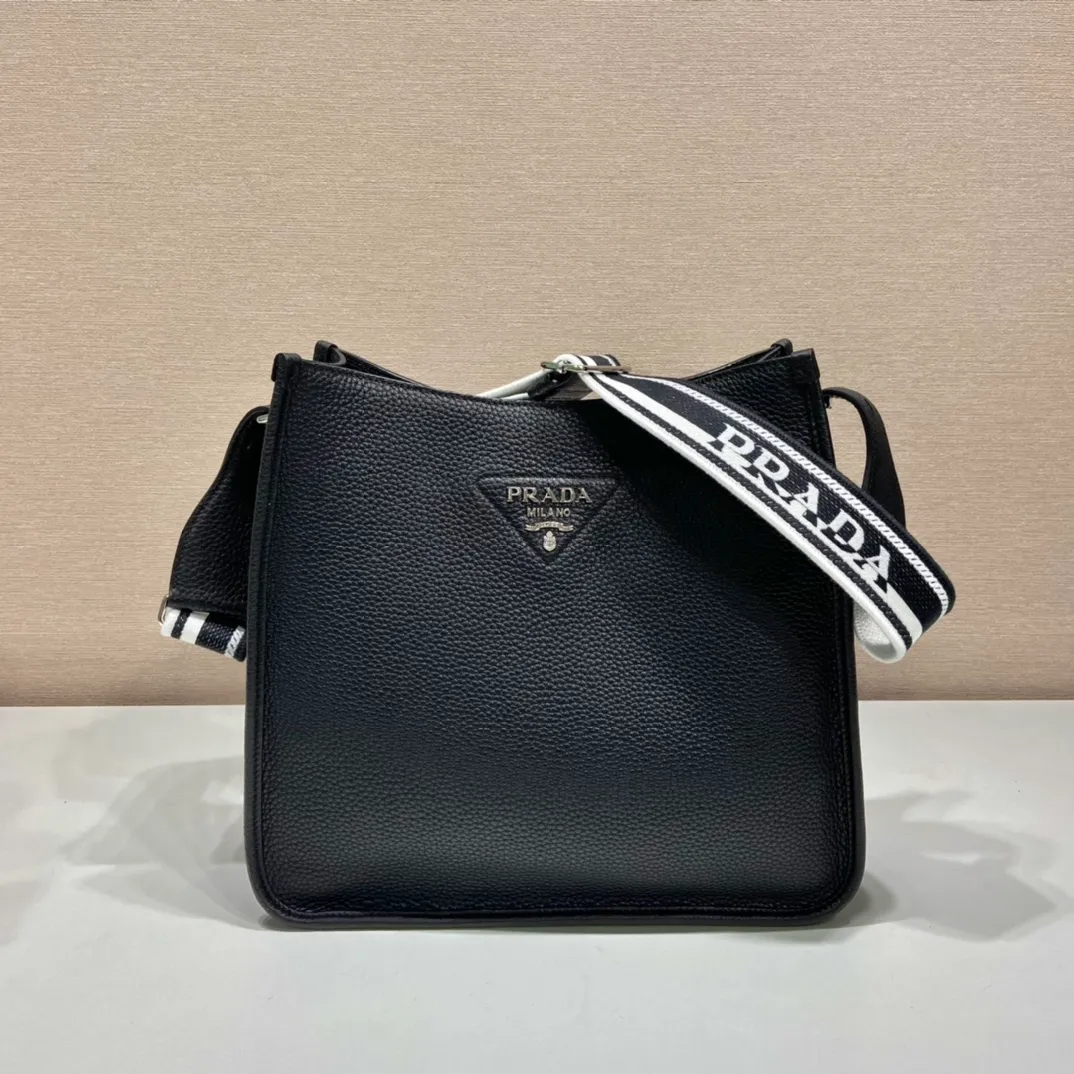 💰1840👏New fabric cross-body bag👏1BC73/large tote bag This leather mini shoulder bag has a simple design. A metallic triangle logo on the front adds signature tone. Equipped with detachable/adjustable logo printed webbing, the upper body effect is very beautiful😘😘highlighting its modern style. High fashion is the main fashion for daily matching. Hurry up and get it, it’s so beautiful👏👏 Length 30xH 28xH 12cm👏