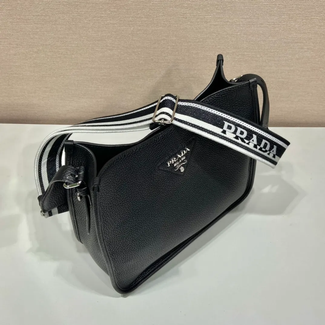 💰1840👏New fabric cross-body bag👏1BC73/large tote bag This leather mini shoulder bag has a simple design. A metallic triangle logo on the front adds signature tone. Equipped with detachable/adjustable logo printed webbing, the upper body effect is very beautiful😘😘highlighting its modern style. High fashion is the main fashion for daily matching. Hurry up and get it, it’s so beautiful👏👏 Length 30xH 28xH 12cm👏