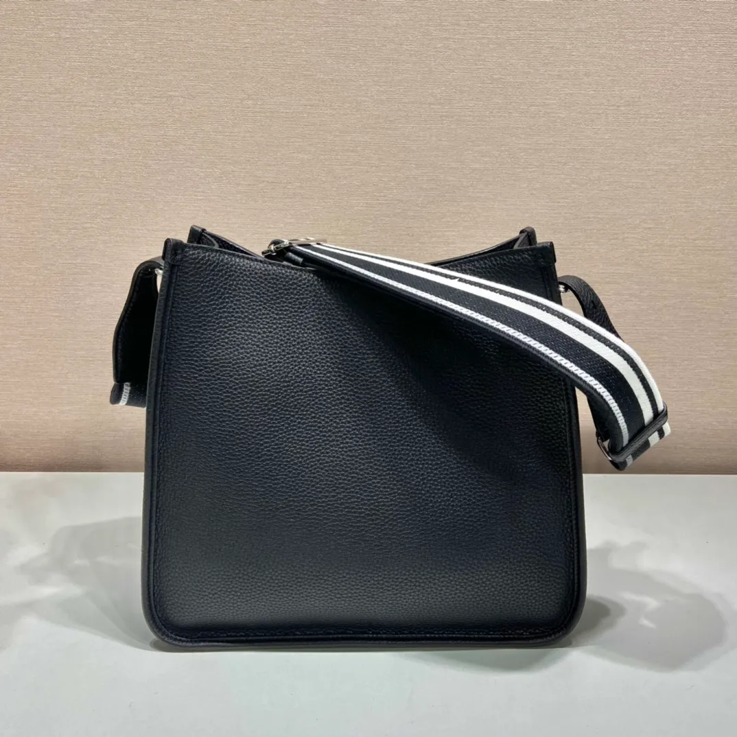 💰1840👏New fabric cross-body bag👏1BC73/large tote bag This leather mini shoulder bag has a simple design. A metallic triangle logo on the front adds signature tone. Equipped with detachable/adjustable logo printed webbing, the upper body effect is very beautiful😘😘highlighting its modern style. High fashion is the main fashion for daily matching. Hurry up and get it, it’s so beautiful👏👏 Length 30xH 28xH 12cm👏