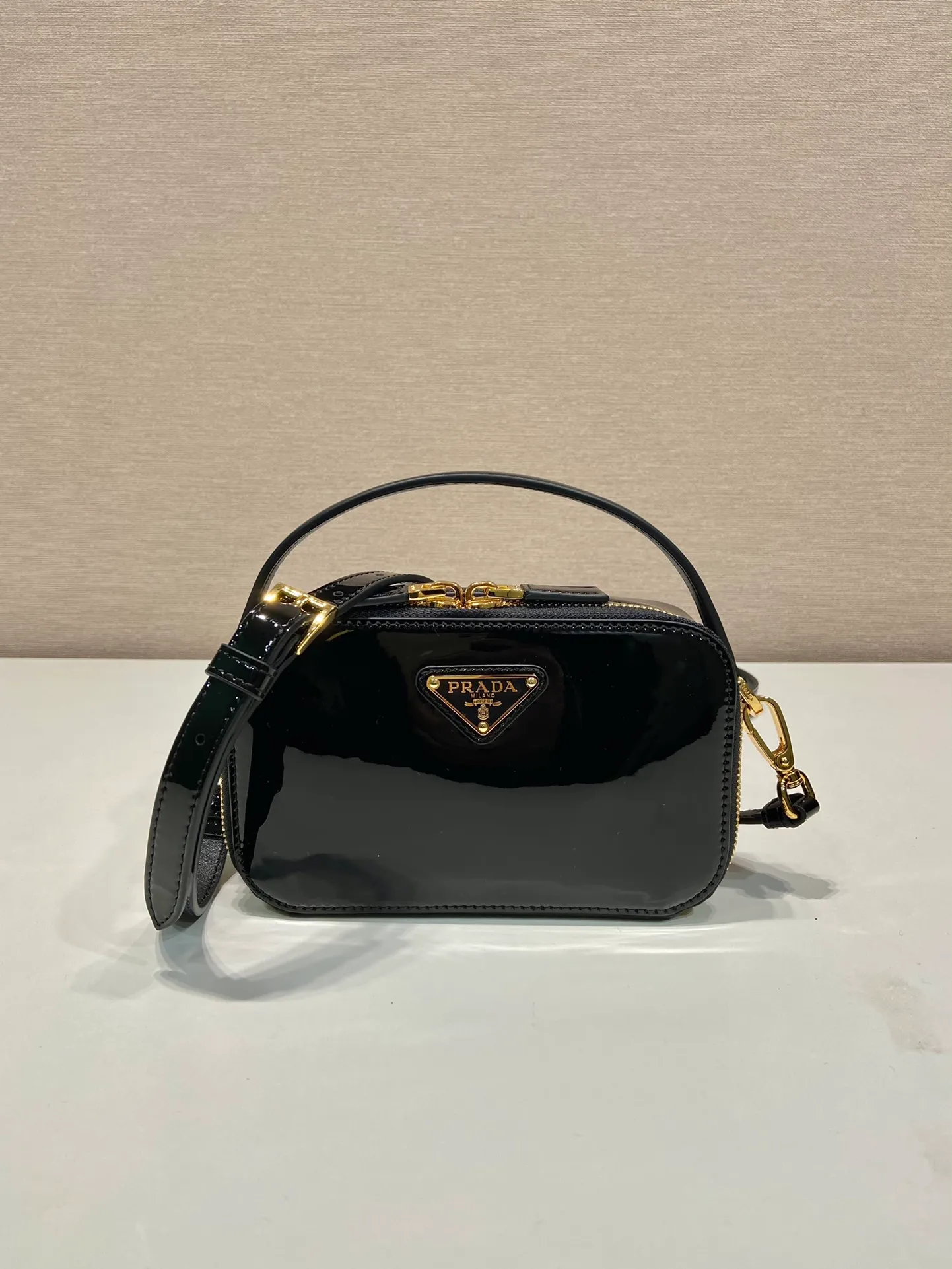 💰1400🎉New product🎉1BH206 patent leather🎉🎉 This patent leather mini bag presents smooth and elegant lines, highlighting its elegant style. The versatile style and structured structure can be carried by hand or carried over the shoulder with the detachable shoulder strap. It has a two-way zip top and is embellished with an enameled triangular metal logo. The capacity is large and the upper body effect is very beautiful👏👏Hurry up and get it🎉🎉Length 17.5x Height 10.5x Bottom 4.5cm🎉🎉🎉