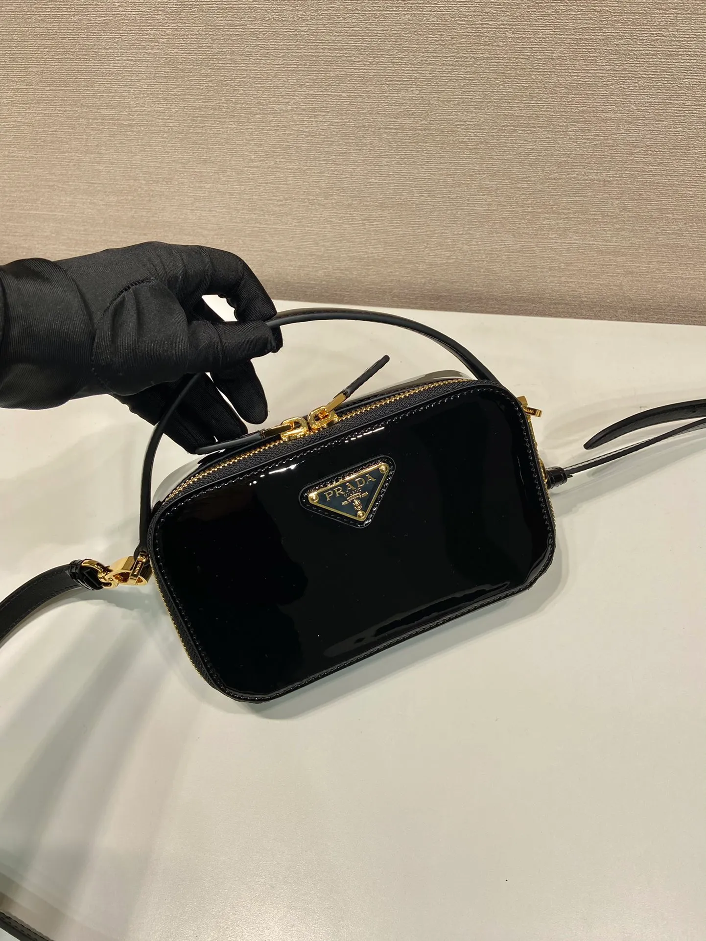 💰1400🎉New product🎉1BH206 patent leather🎉🎉 This patent leather mini bag presents smooth and elegant lines, highlighting its elegant style. The versatile style and structured structure can be carried by hand or carried over the shoulder with the detachable shoulder strap. It has a two-way zip top and is embellished with an enameled triangular metal logo. The capacity is large and the upper body effect is very beautiful👏👏Hurry up and get it🎉🎉Length 17.5x Height 10.5x Bottom 4.5cm🎉🎉🎉