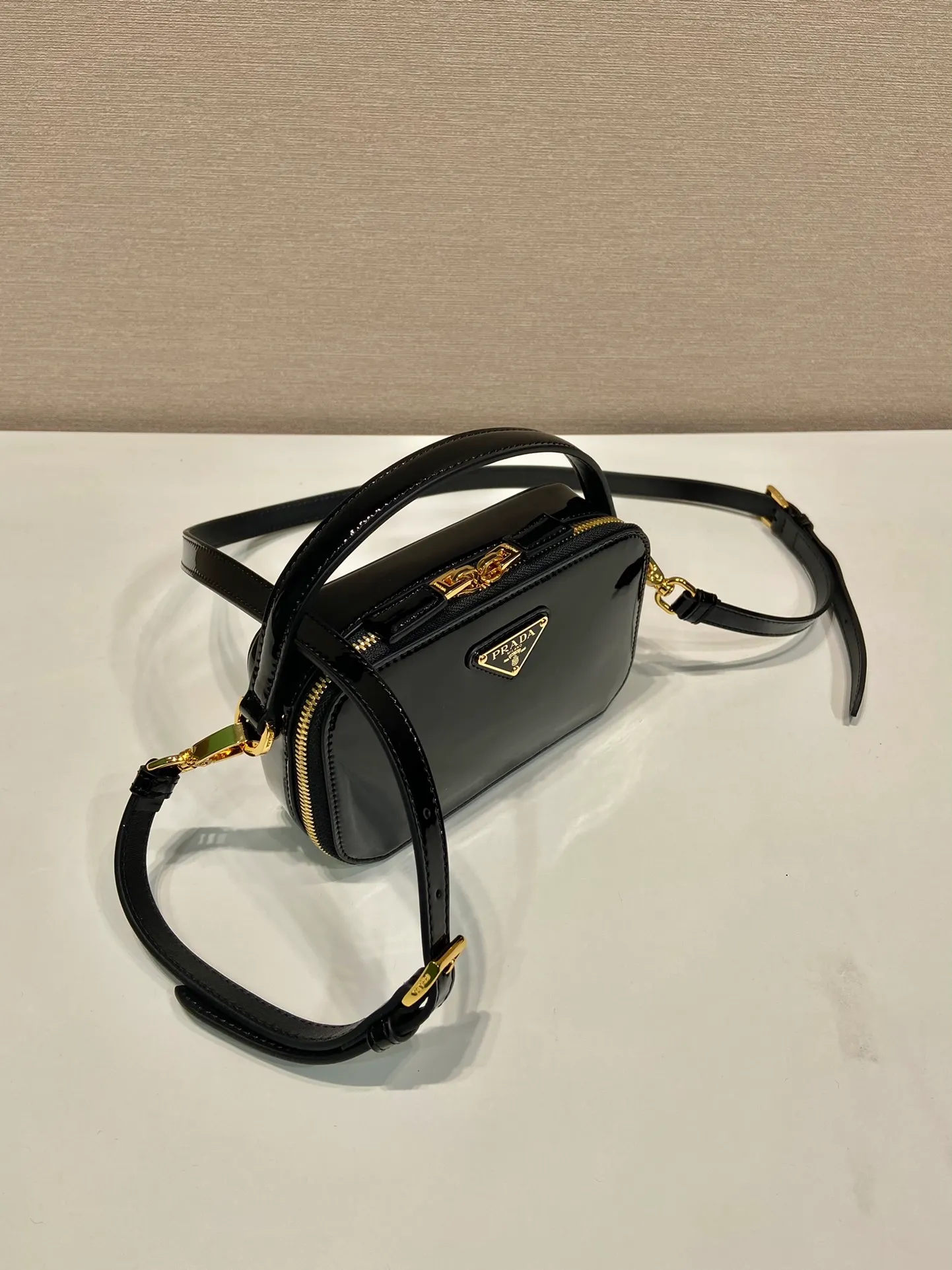 💰1400🎉New product🎉1BH206 patent leather🎉🎉 This patent leather mini bag presents smooth and elegant lines, highlighting its elegant style. The versatile style and structured structure can be carried by hand or carried over the shoulder with the detachable shoulder strap. It has a two-way zip top and is embellished with an enameled triangular metal logo. The capacity is large and the upper body effect is very beautiful👏👏Hurry up and get it🎉🎉Length 17.5x Height 10.5x Bottom 4.5cm🎉🎉🎉
