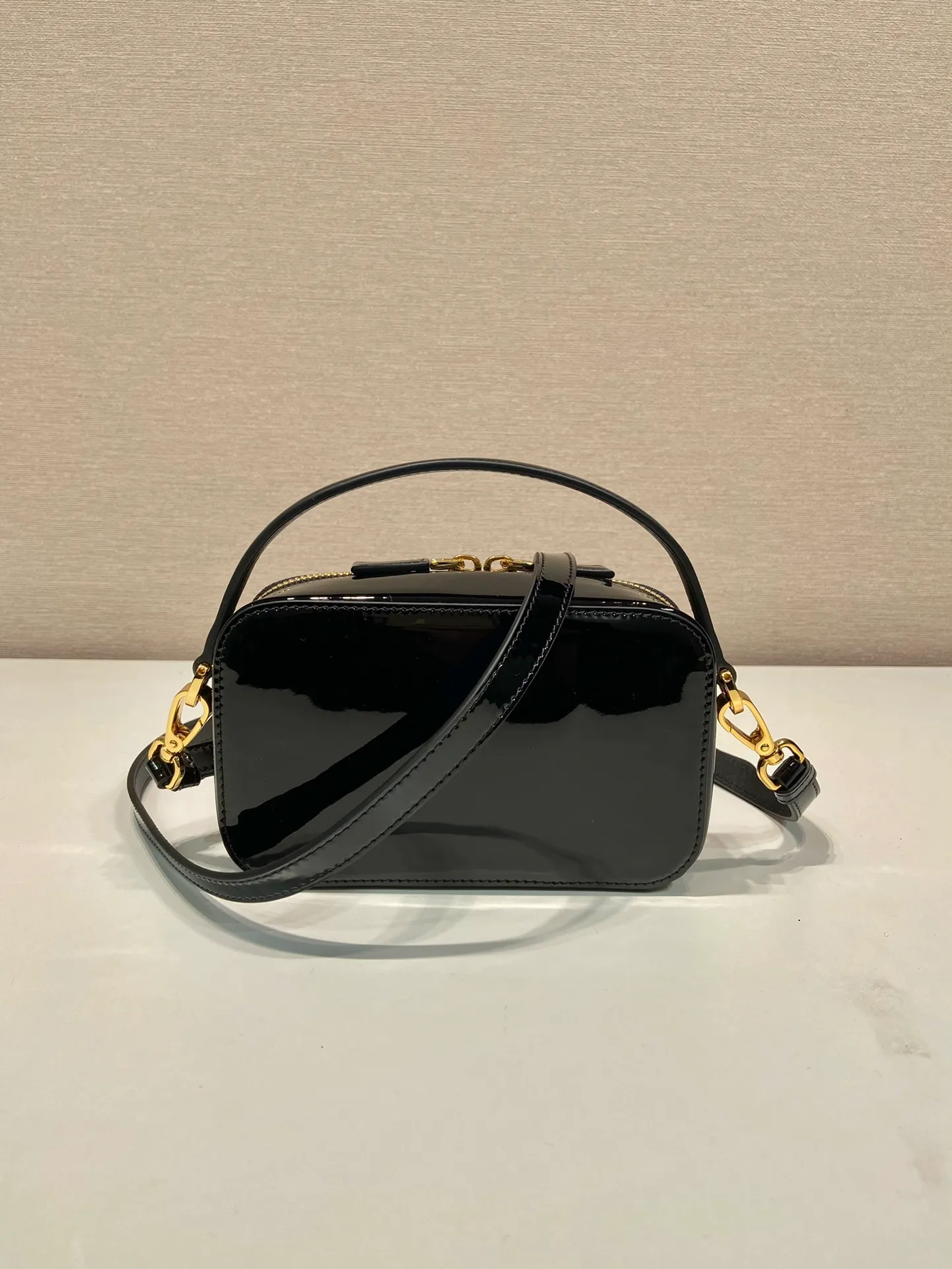 💰1400🎉New product🎉1BH206 patent leather🎉🎉 This patent leather mini bag presents smooth and elegant lines, highlighting its elegant style. The versatile style and structured structure can be carried by hand or carried over the shoulder with the detachable shoulder strap. It has a two-way zip top and is embellished with an enameled triangular metal logo. The capacity is large and the upper body effect is very beautiful👏👏Hurry up and get it🎉🎉Length 17.5x Height 10.5x Bottom 4.5cm🎉🎉🎉
