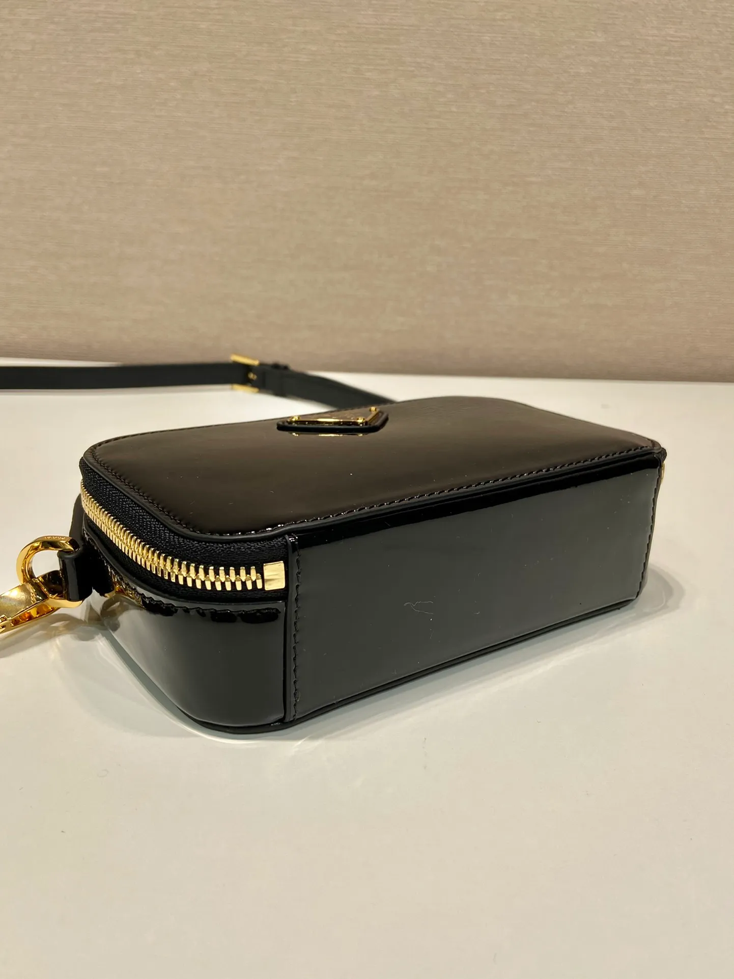 💰1400🎉New product🎉1BH206 patent leather🎉🎉 This patent leather mini bag presents smooth and elegant lines, highlighting its elegant style. The versatile style and structured structure can be carried by hand or carried over the shoulder with the detachable shoulder strap. It has a two-way zip top and is embellished with an enameled triangular metal logo. The capacity is large and the upper body effect is very beautiful👏👏Hurry up and get it🎉🎉Length 17.5x Height 10.5x Bottom 4.5cm🎉🎉🎉