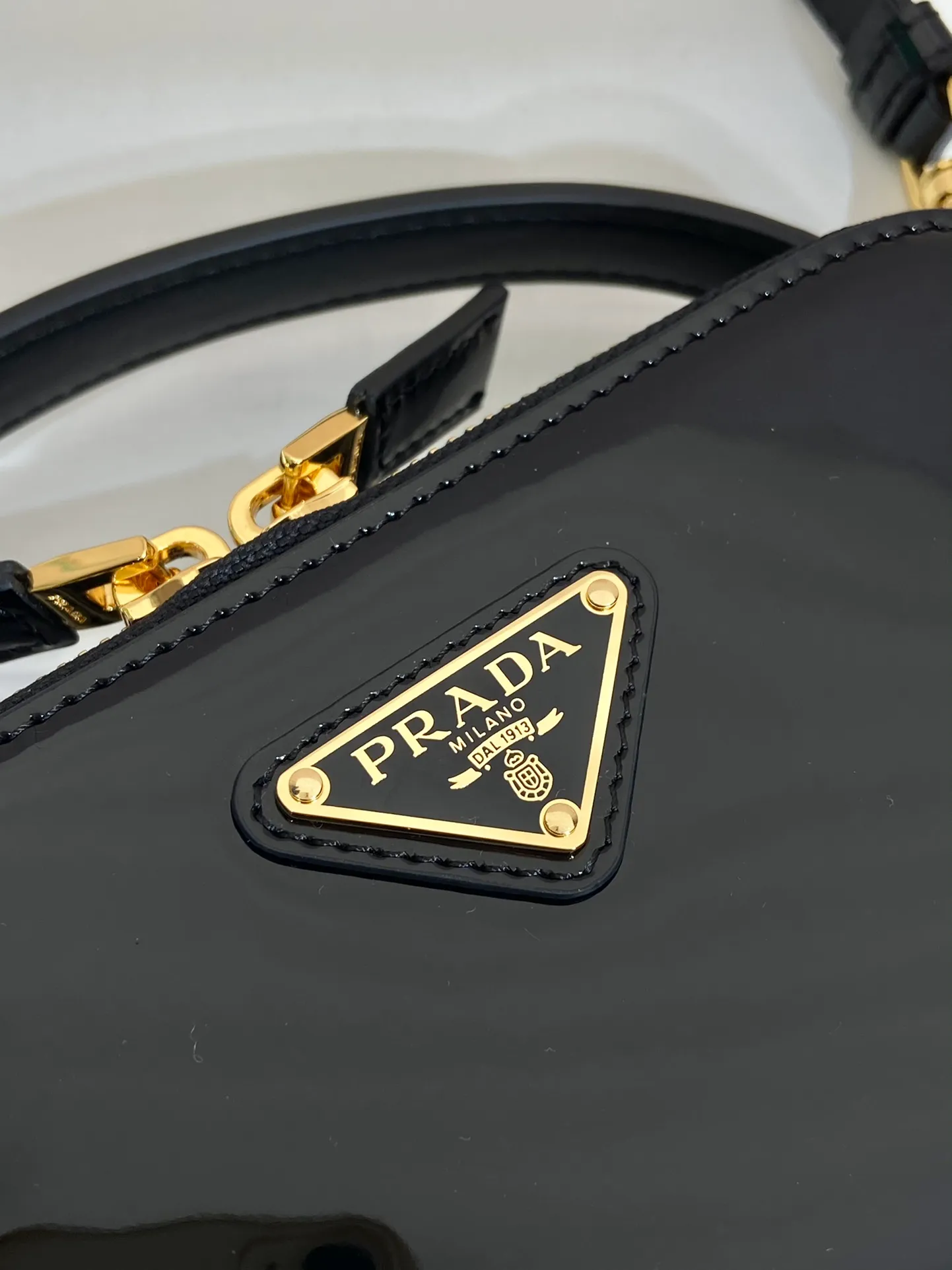 💰1400🎉New product🎉1BH206 patent leather🎉🎉 This patent leather mini bag presents smooth and elegant lines, highlighting its elegant style. The versatile style and structured structure can be carried by hand or carried over the shoulder with the detachable shoulder strap. It has a two-way zip top and is embellished with an enameled triangular metal logo. The capacity is large and the upper body effect is very beautiful👏👏Hurry up and get it🎉🎉Length 17.5x Height 10.5x Bottom 4.5cm🎉🎉🎉