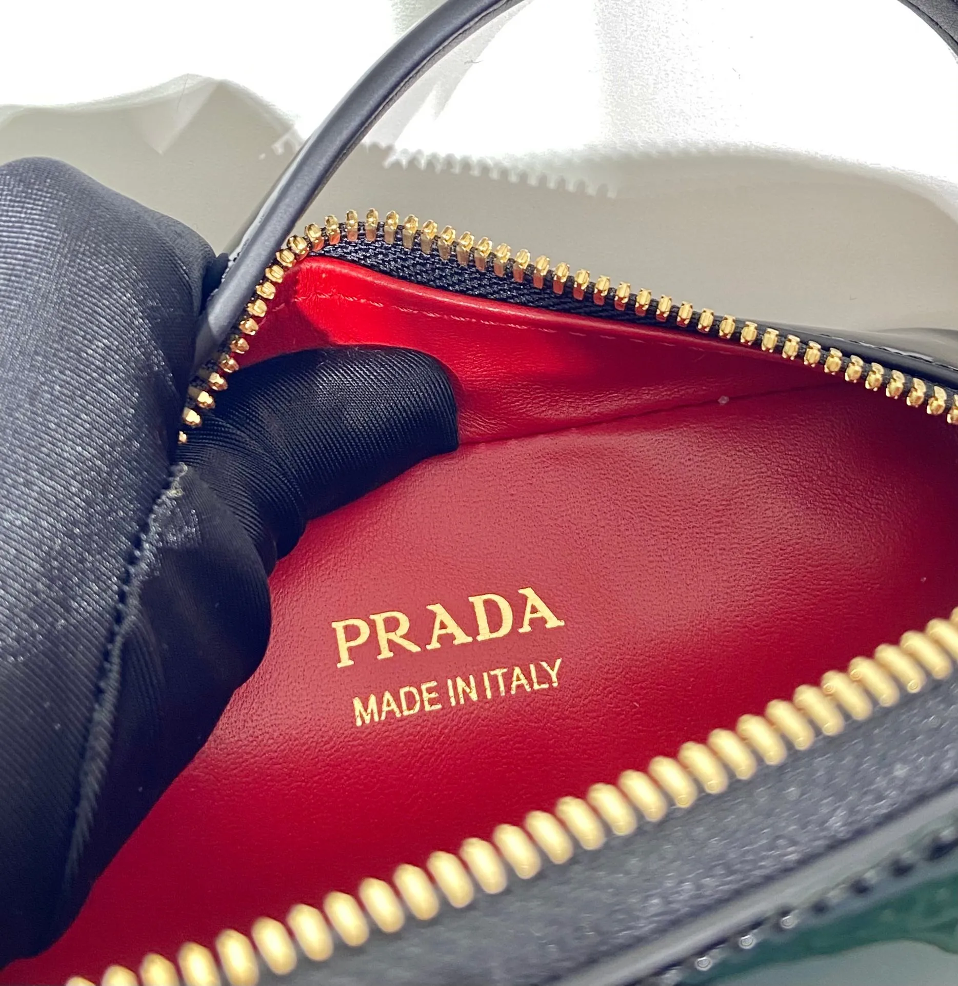💰1400🎉New product🎉1BH206 patent leather🎉🎉 This patent leather mini bag presents smooth and elegant lines, highlighting its elegant style. The versatile style and structured structure can be carried by hand or carried over the shoulder with the detachable shoulder strap. It has a two-way zip top and is embellished with an enameled triangular metal logo. The capacity is large and the upper body effect is very beautiful👏👏Hurry up and get it🎉🎉Length 17.5x Height 10.5x Bottom 4.5cm🎉🎉🎉
