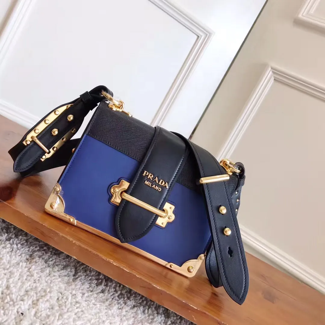 💰1800, P's latest women's bag 1BD045, blue has arrived, top quality, synchronized with counters, made of imported calfskin➕cross pattern➕sheepskin lining, top hardware. Lots of compartments, fashionable + casual + lightweight, a favorite among ladies, length 19cm and height 14cmX9cm