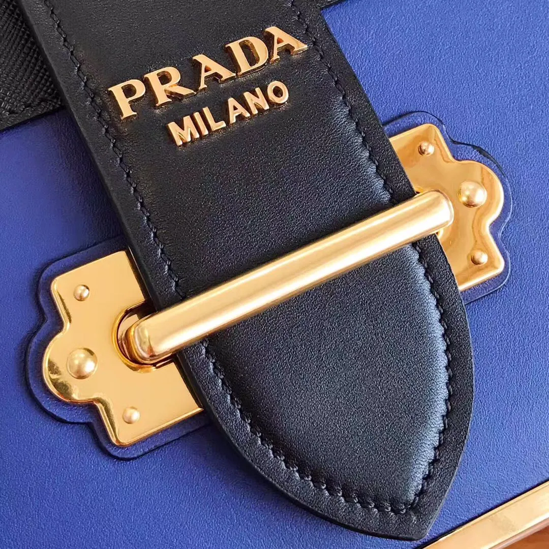 💰1800, P's latest women's bag 1BD045, blue has arrived, top quality, synchronized with counters, made of imported calfskin➕cross pattern➕sheepskin lining, top hardware. Lots of compartments, fashionable + casual + lightweight, a favorite among ladies, length 19cm and height 14cmX9cm