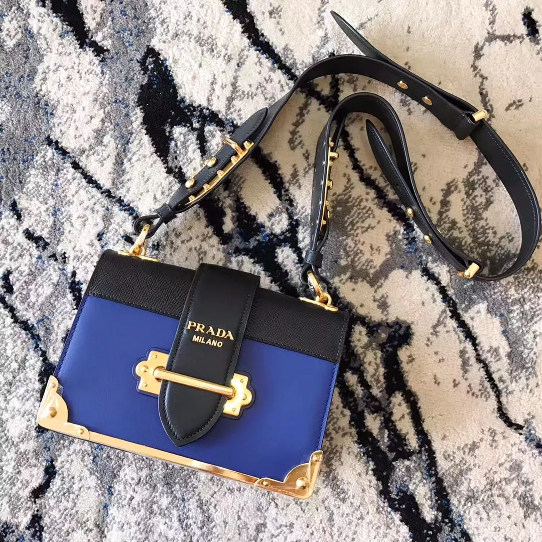 💰1800, P's latest women's bag 1BD045, blue has arrived, top quality, synchronized with counters, made of imported calfskin➕cross pattern➕sheepskin lining, top hardware. Lots of compartments, fashionable + casual + lightweight, a favorite among ladies, length 19cm and height 14cmX9cm