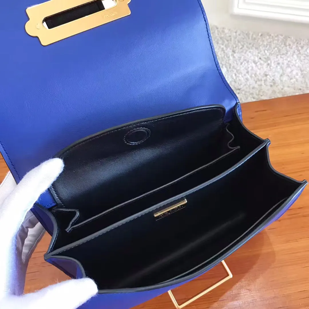 💰1800, P's latest women's bag 1BD045, blue has arrived, top quality, synchronized with counters, made of imported calfskin➕cross pattern➕sheepskin lining, top hardware. Lots of compartments, fashionable + casual + lightweight, a favorite among ladies, length 19cm and height 14cmX9cm