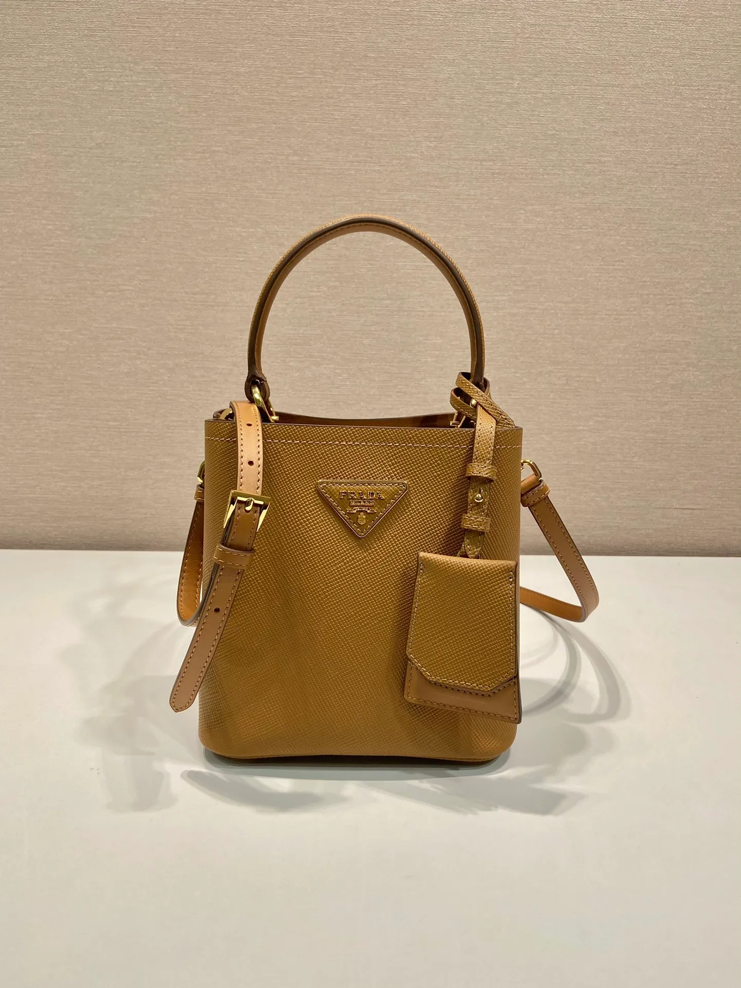 💰1700🔆Exclusive first launch🔆1BA217 mini size new color💋Original item🤙🤙Made of imported Saffiano leather material, removable shoulder strap, leather nameplate and metal logo complement each other. Leather-covered central pocket with magnetic buckle. Saffiano leather triangle logo. Contrast color nappa leather lining. This Double handbag has an elegant style, eye-catching and unique. It is also a popular style🙋🏻🙋🏻Length 17x Height 18X Bottom 10.5cm