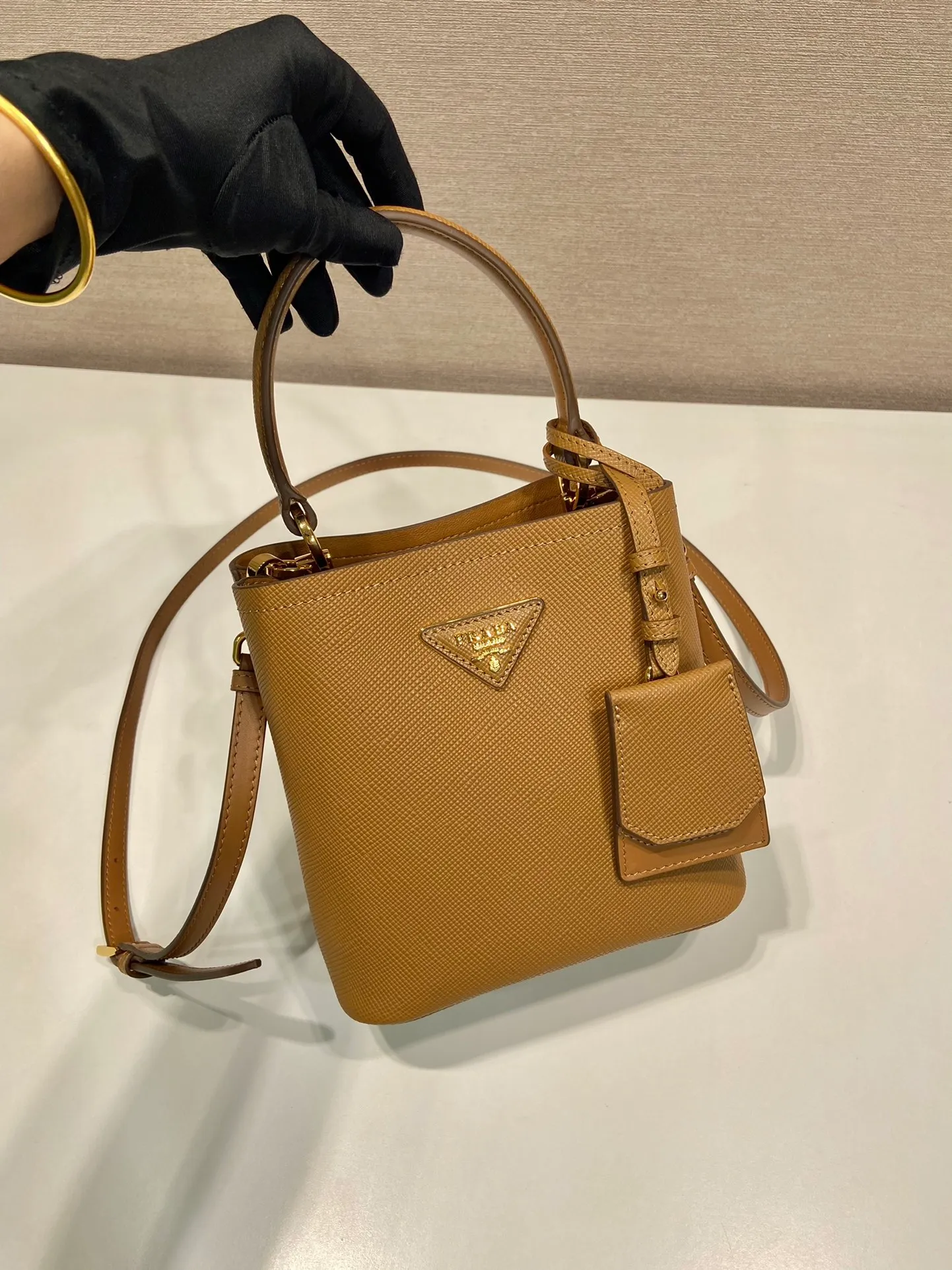 💰1700🔆Exclusive first launch🔆1BA217 mini size new color💋Original item🤙🤙Made of imported Saffiano leather material, removable shoulder strap, leather nameplate and metal logo complement each other. Leather-covered central pocket with magnetic buckle. Saffiano leather triangle logo. Contrast color nappa leather lining. This Double handbag has an elegant style, eye-catching and unique. It is also a popular style🙋🏻🙋🏻Length 17x Height 18X Bottom 10.5cm