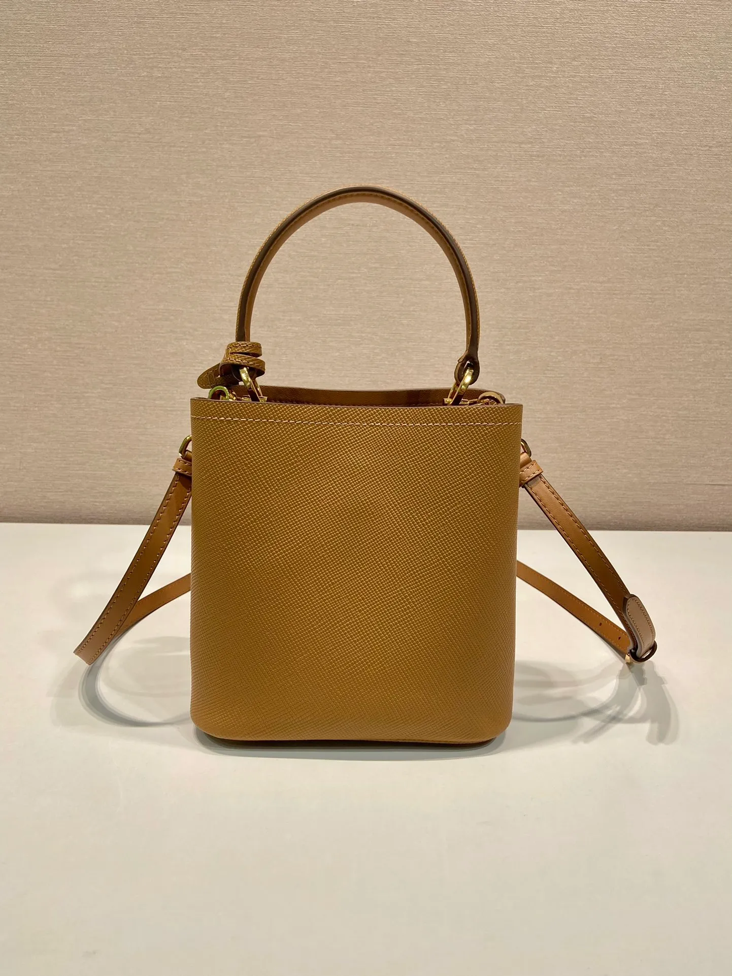 💰1700🔆Exclusive first launch🔆1BA217 mini size new color💋Original item🤙🤙Made of imported Saffiano leather material, removable shoulder strap, leather nameplate and metal logo complement each other. Leather-covered central pocket with magnetic buckle. Saffiano leather triangle logo. Contrast color nappa leather lining. This Double handbag has an elegant style, eye-catching and unique. It is also a popular style🙋🏻🙋🏻Length 17x Height 18X Bottom 10.5cm