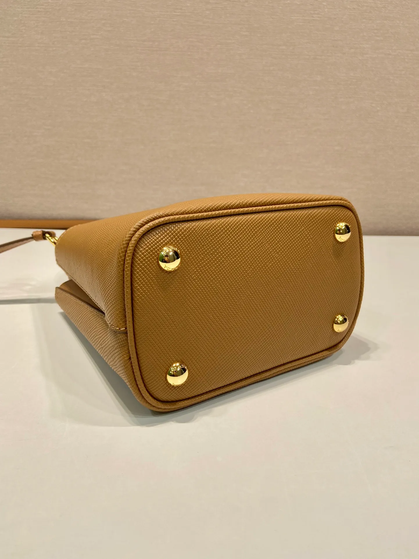💰1700🔆Exclusive first launch🔆1BA217 mini size new color💋Original item🤙🤙Made of imported Saffiano leather material, removable shoulder strap, leather nameplate and metal logo complement each other. Leather-covered central pocket with magnetic buckle. Saffiano leather triangle logo. Contrast color nappa leather lining. This Double handbag has an elegant style, eye-catching and unique. It is also a popular style🙋🏻🙋🏻Length 17x Height 18X Bottom 10.5cm
