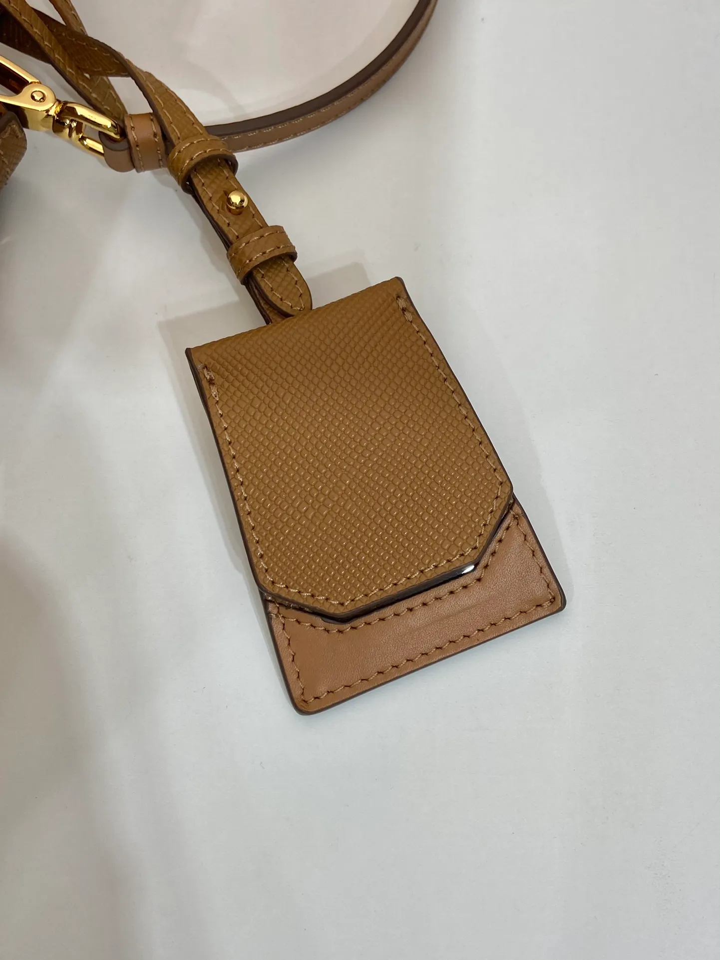 💰1700🔆Exclusive first launch🔆1BA217 mini size new color💋Original item🤙🤙Made of imported Saffiano leather material, removable shoulder strap, leather nameplate and metal logo complement each other. Leather-covered central pocket with magnetic buckle. Saffiano leather triangle logo. Contrast color nappa leather lining. This Double handbag has an elegant style, eye-catching and unique. It is also a popular style🙋🏻🙋🏻Length 17x Height 18X Bottom 10.5cm