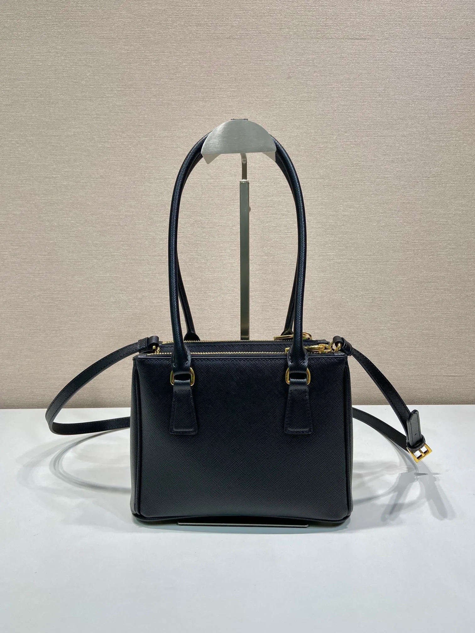 💰1760🎉mini killer bag🎉1BA906 long handle🎉🎉 This mini killer bag with long handle is made of imported cross-grain cowhide and top brushed hardware. The handbag is simple, elegant and practical in design. The Galleria handbag fully embodies the definition of "classic". It is equipped with a detachable long shoulder strap, which can be carried on the shoulder, hand-carried or cross-body. It is a multi-functional long-handle style. It is another popular style that will never go out of style. Ladies and sisters, hurry up and get it. 🎉Length 20xH13.5xH 9.5cm🎉🎉🎉👏👏👏