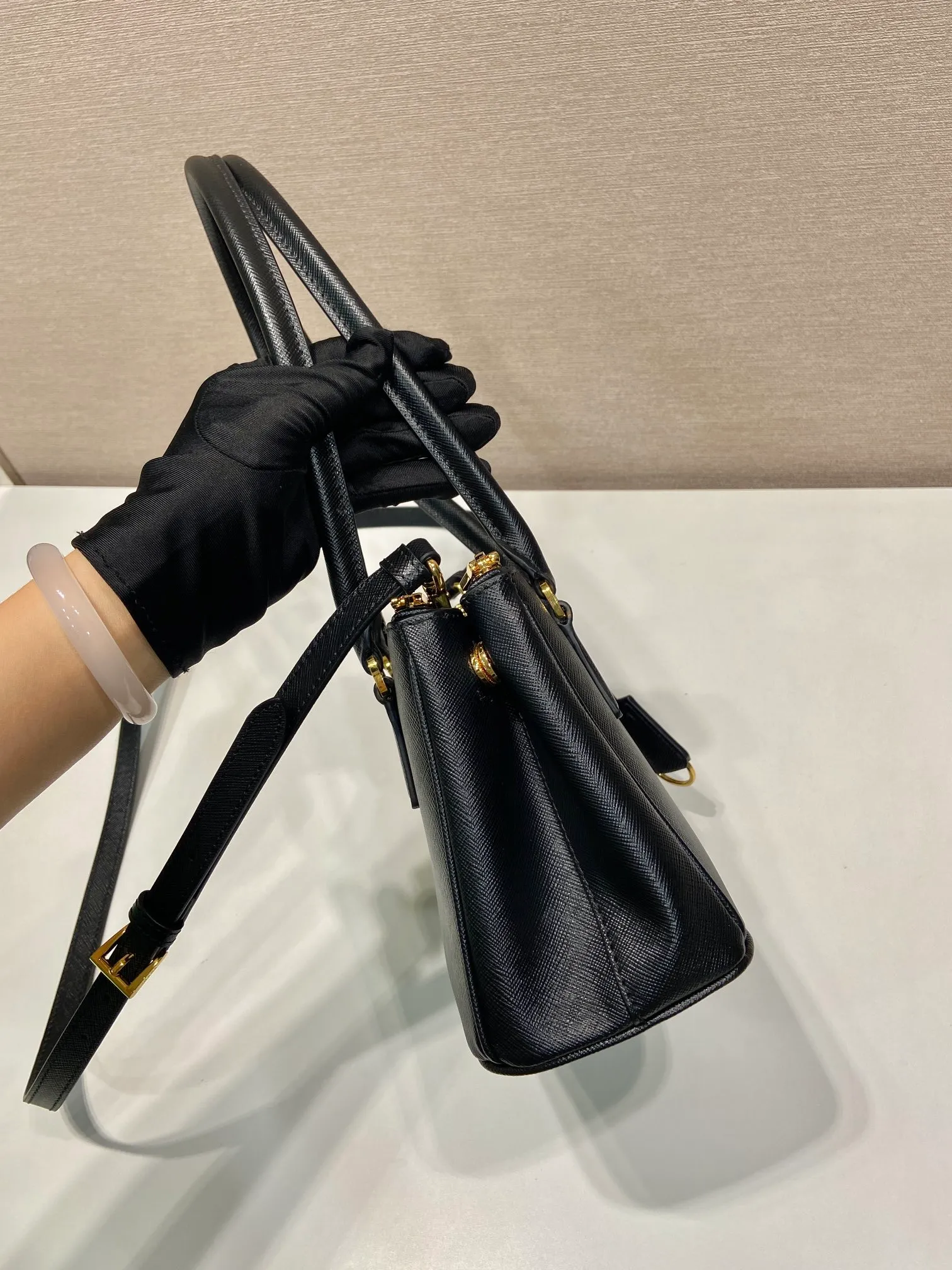 💰1760🎉mini killer bag🎉1BA906 long handle🎉🎉 This mini killer bag with long handle is made of imported cross-grain cowhide and top brushed hardware. The handbag is simple, elegant and practical in design. The Galleria handbag fully embodies the definition of "classic". It is equipped with a detachable long shoulder strap, which can be carried on the shoulder, hand-carried or cross-body. It is a multi-functional long-handle style. It is another popular style that will never go out of style. Ladies and sisters, hurry up and get it. 🎉Length 20xH13.5xH 9.5cm🎉🎉🎉👏👏👏