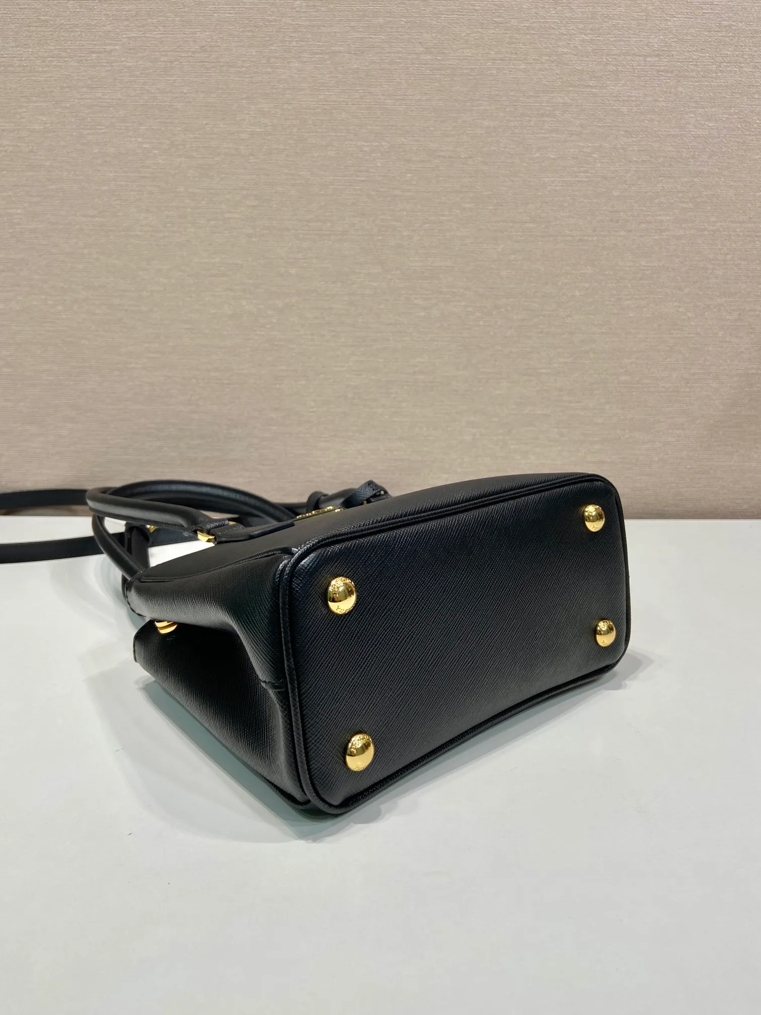 💰1760🎉mini killer bag🎉1BA906 long handle🎉🎉 This mini killer bag with long handle is made of imported cross-grain cowhide and top brushed hardware. The handbag is simple, elegant and practical in design. The Galleria handbag fully embodies the definition of "classic". It is equipped with a detachable long shoulder strap, which can be carried on the shoulder, hand-carried or cross-body. It is a multi-functional long-handle style. It is another popular style that will never go out of style. Ladies and sisters, hurry up and get it. 🎉Length 20xH13.5xH 9.5cm🎉🎉🎉👏👏👏
