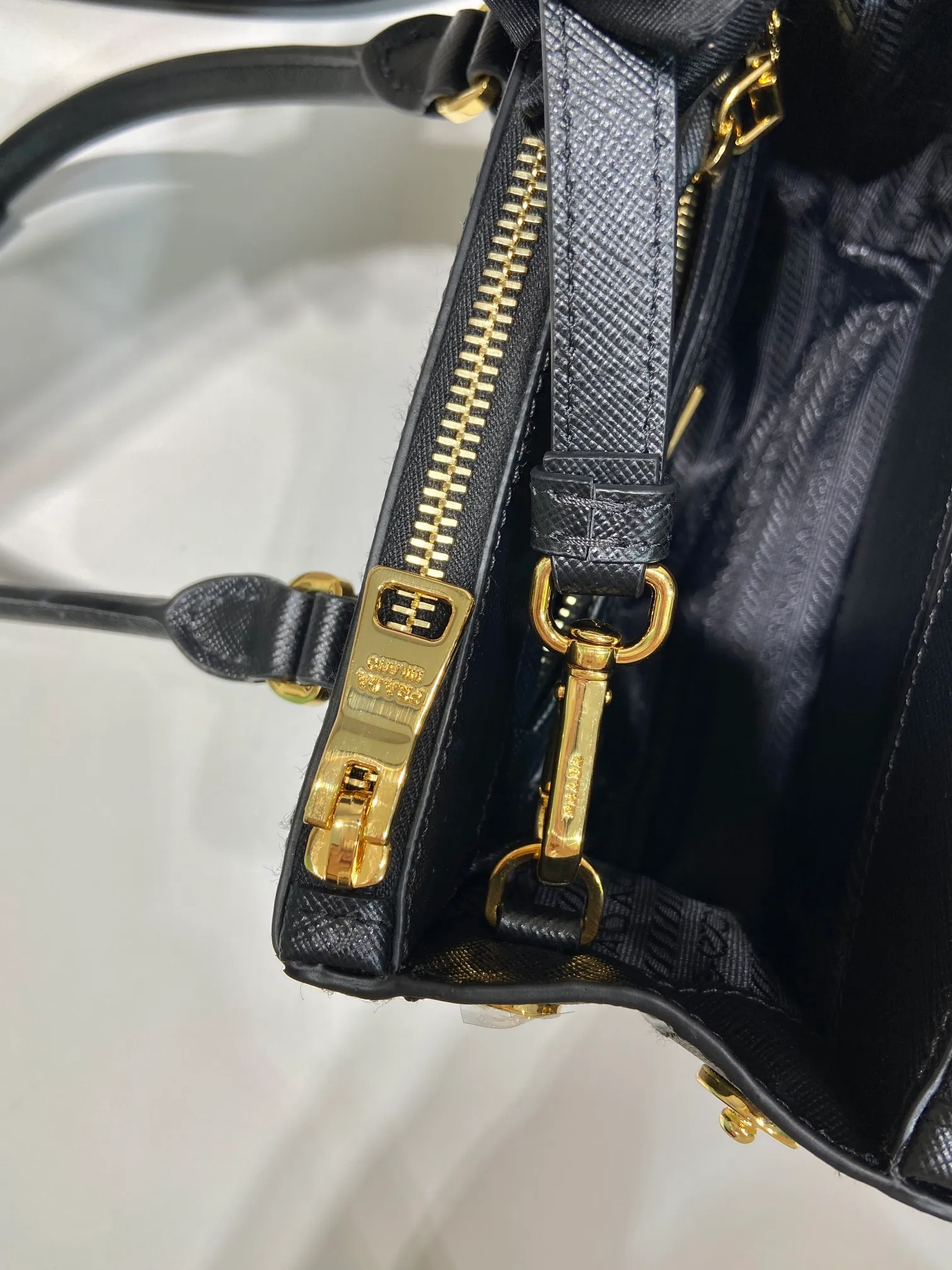 💰1760🎉mini killer bag🎉1BA906 long handle🎉🎉 This mini killer bag with long handle is made of imported cross-grain cowhide and top brushed hardware. The handbag is simple, elegant and practical in design. The Galleria handbag fully embodies the definition of "classic". It is equipped with a detachable long shoulder strap, which can be carried on the shoulder, hand-carried or cross-body. It is a multi-functional long-handle style. It is another popular style that will never go out of style. Ladies and sisters, hurry up and get it. 🎉Length 20xH13.5xH 9.5cm🎉🎉🎉👏👏👏