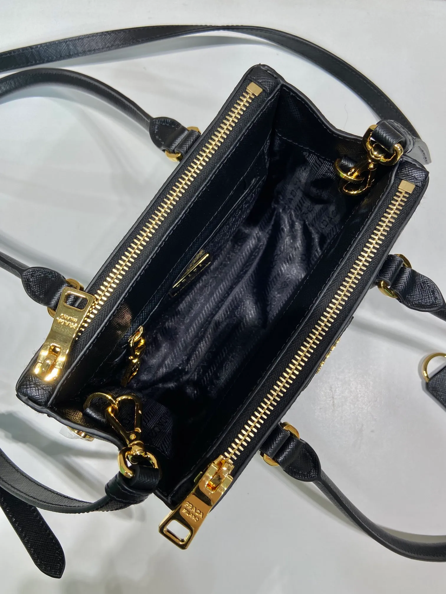 💰1760🎉mini killer bag🎉1BA906 long handle🎉🎉 This mini killer bag with long handle is made of imported cross-grain cowhide and top brushed hardware. The handbag is simple, elegant and practical in design. The Galleria handbag fully embodies the definition of "classic". It is equipped with a detachable long shoulder strap, which can be carried on the shoulder, hand-carried or cross-body. It is a multi-functional long-handle style. It is another popular style that will never go out of style. Ladies and sisters, hurry up and get it. 🎉Length 20xH13.5xH 9.5cm🎉🎉🎉👏👏👏