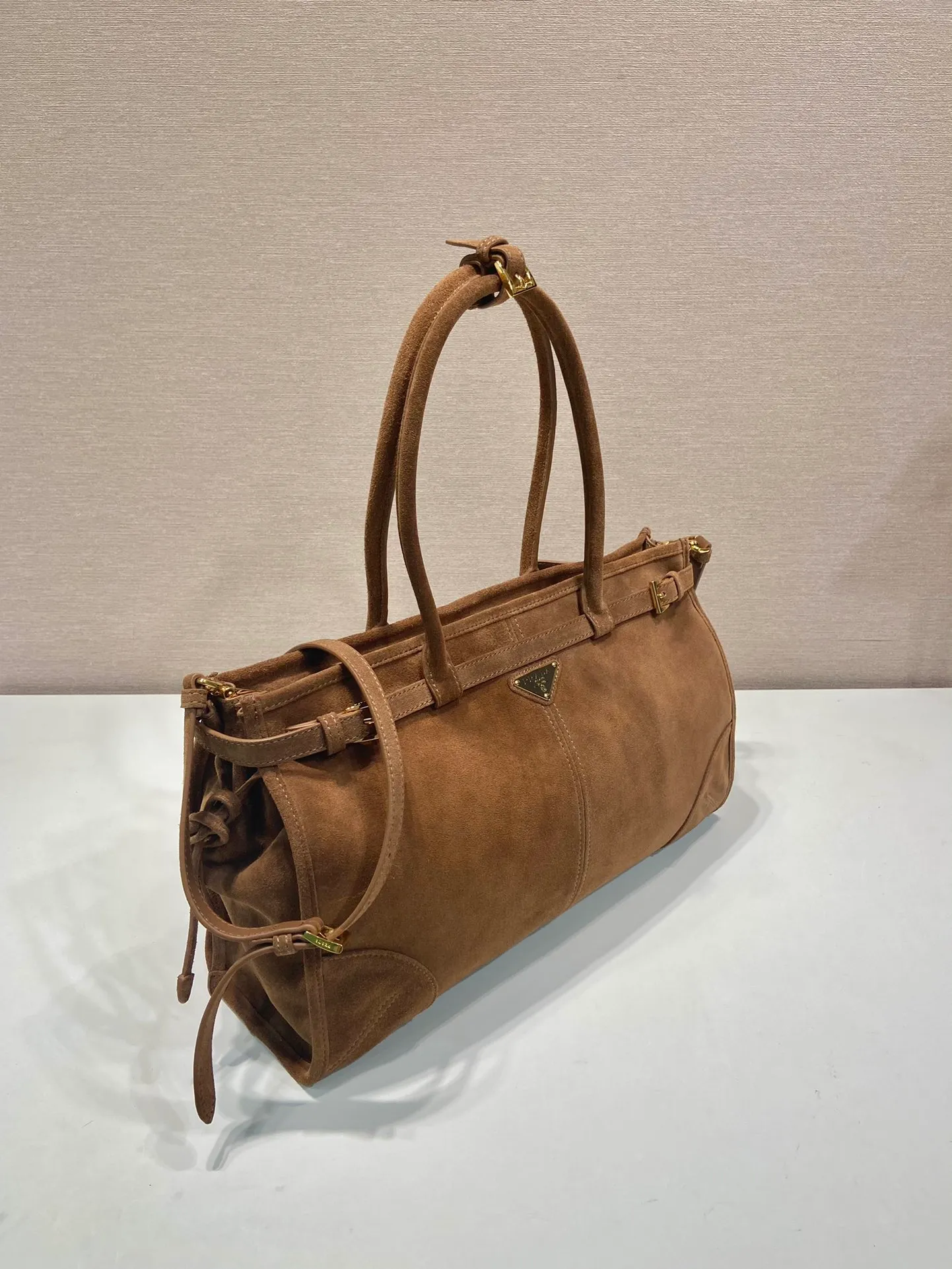 💰1700🎉LusSolf Suede🎉1BA433 Large🎉🎉 This hand-held crossbody bag is made of imported suede (nubuck leather). The classic color exudes a classic atmosphere. It is equipped with a detachable and adjustable long shoulder strap, which is convenient for matching on different occasions. It has a very large capacity and is easy to use. It is definitely a must-have for fashionistas. Hurry up and take this retro-style handbag home! Length 38x Height 30x Bottom 12cm🎉🎉🎉👏👏👏