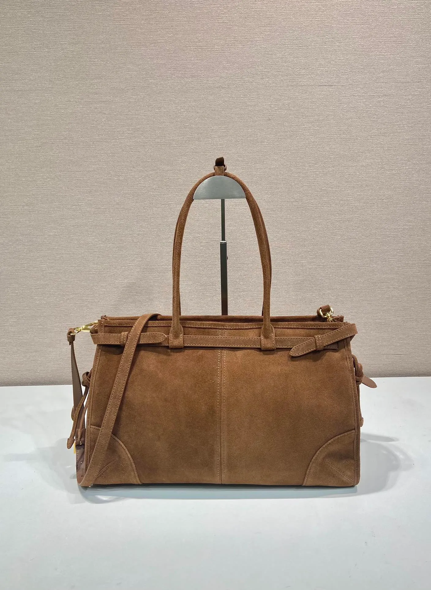 💰1700🎉LusSolf Suede🎉1BA433 Large🎉🎉 This hand-held crossbody bag is made of imported suede (nubuck leather). The classic color exudes a classic atmosphere. It is equipped with a detachable and adjustable long shoulder strap, which is convenient for matching on different occasions. It has a very large capacity and is easy to use. It is definitely a must-have for fashionistas. Hurry up and take this retro-style handbag home! Length 38x Height 30x Bottom 12cm🎉🎉🎉👏👏👏