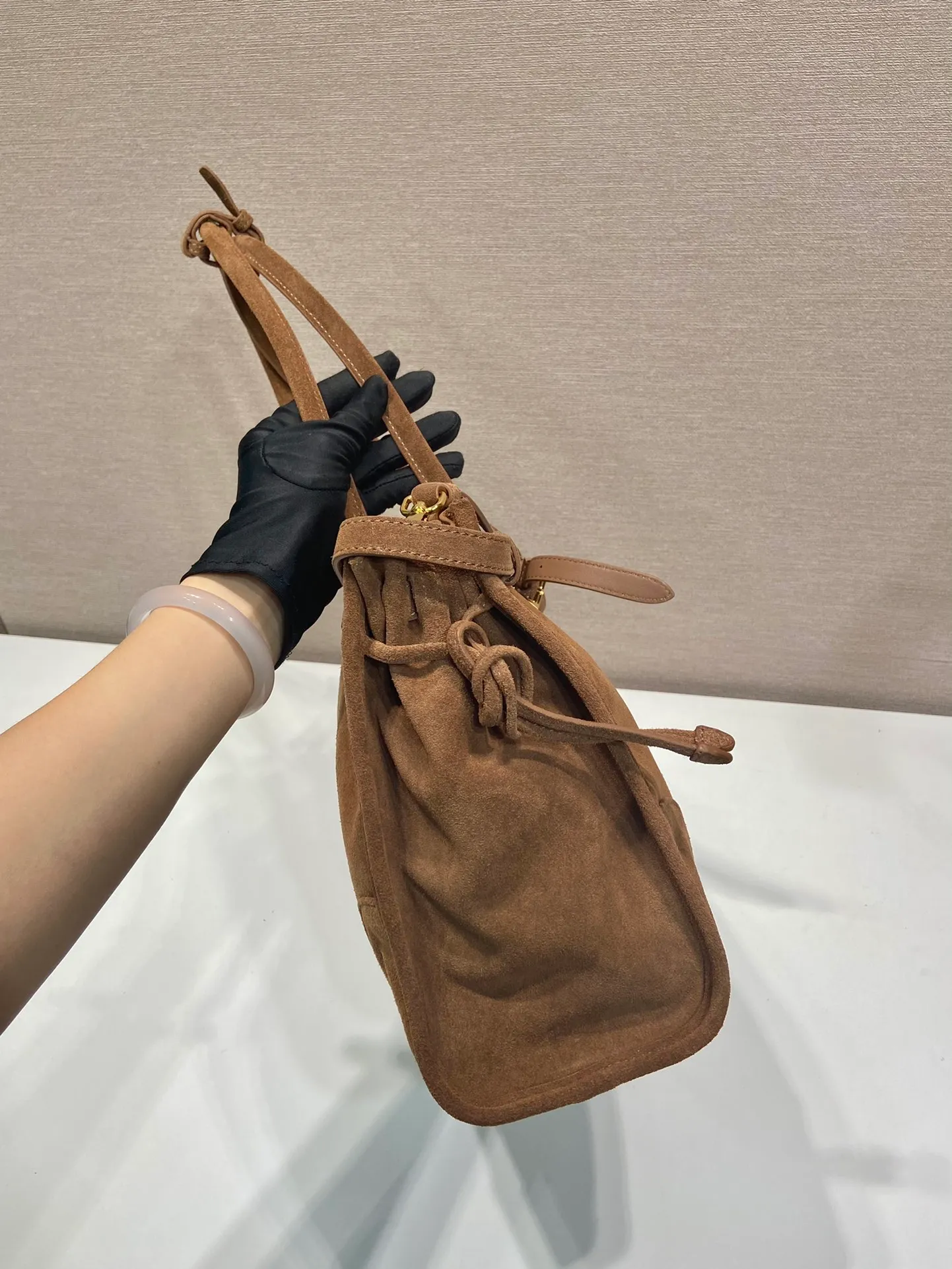 💰1700🎉LusSolf Suede🎉1BA433 Large🎉🎉 This hand-held crossbody bag is made of imported suede (nubuck leather). The classic color exudes a classic atmosphere. It is equipped with a detachable and adjustable long shoulder strap, which is convenient for matching on different occasions. It has a very large capacity and is easy to use. It is definitely a must-have for fashionistas. Hurry up and take this retro-style handbag home! Length 38x Height 30x Bottom 12cm🎉🎉🎉👏👏👏